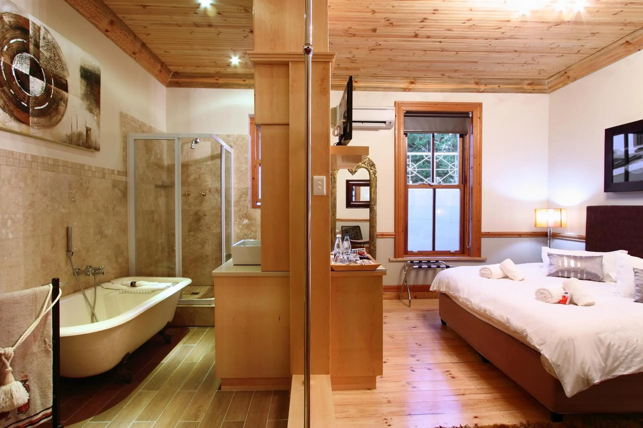 Photo of the whole room, Bed in Wilton Manor SOLAR ENERGY