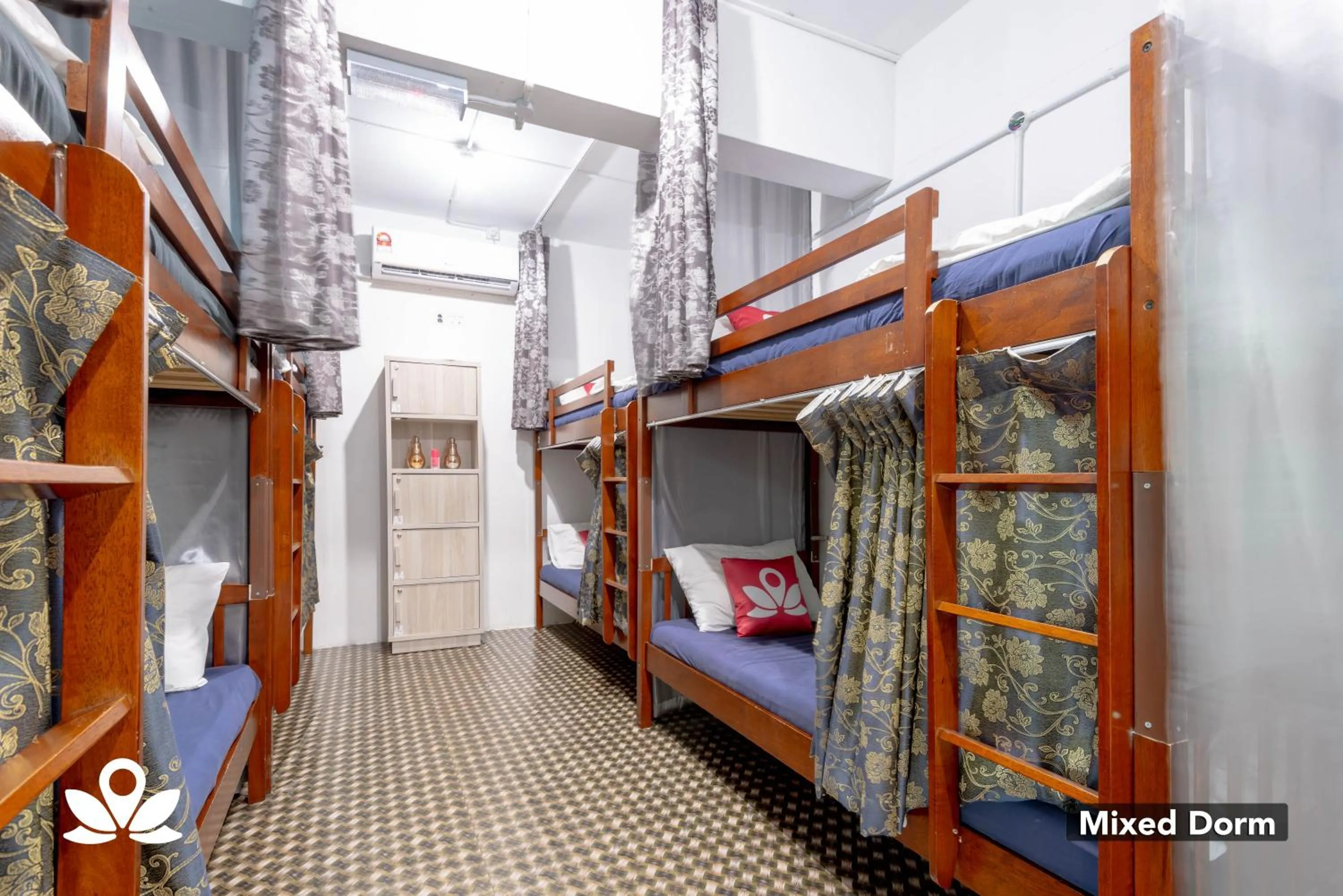 bunk bed, Bed in Island Backpackers
