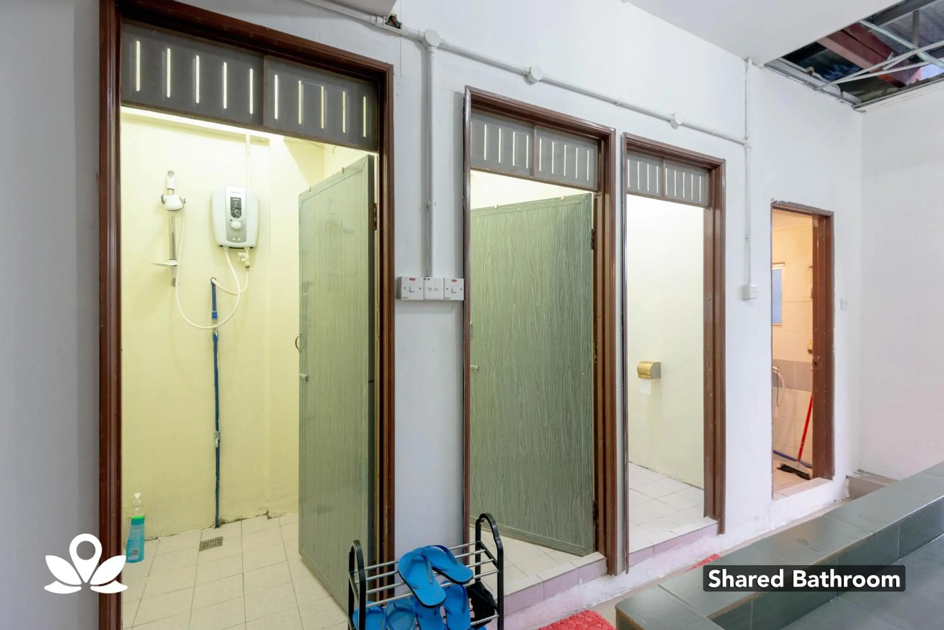 Bathroom in Island Backpackers