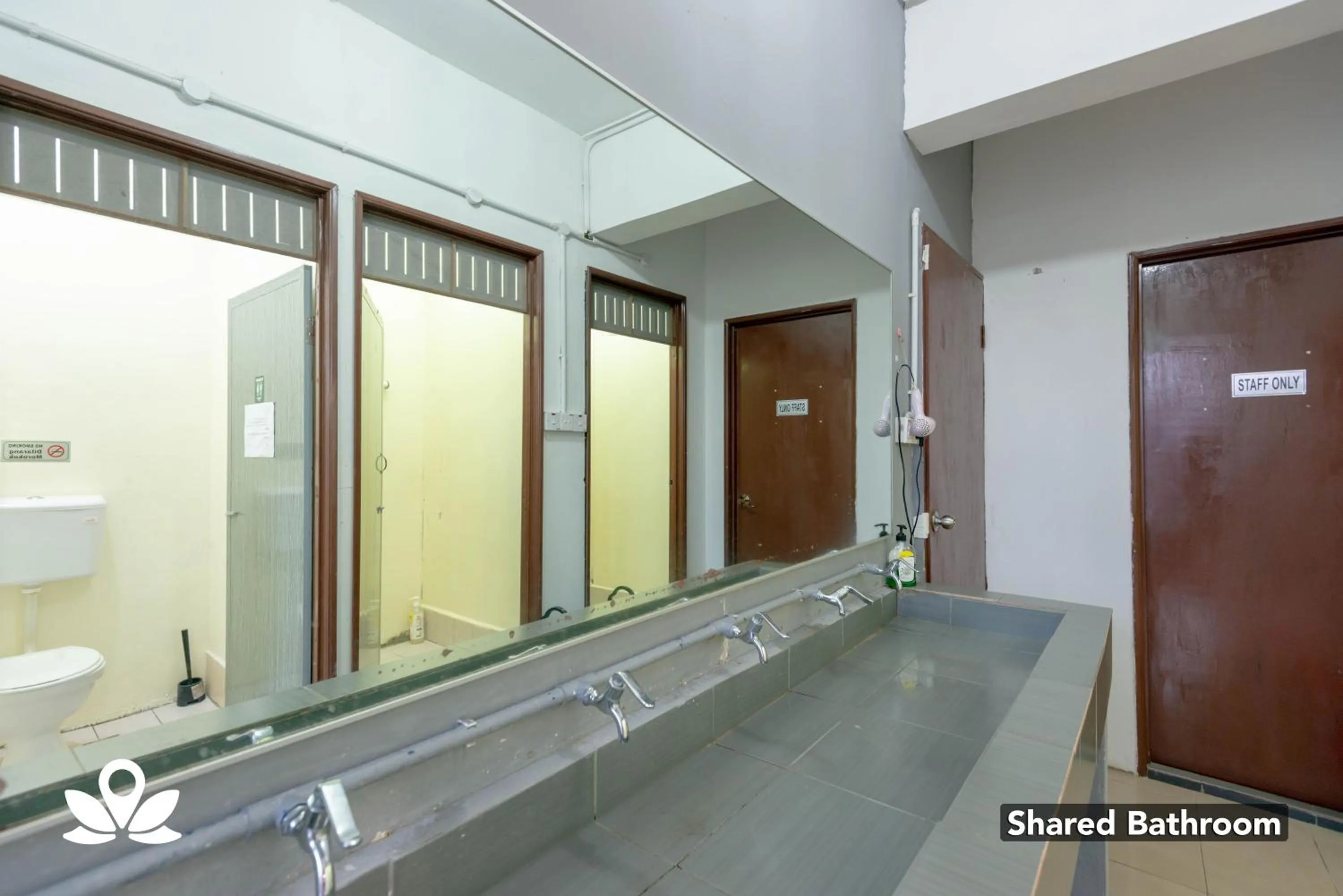 Bathroom in Island Backpackers