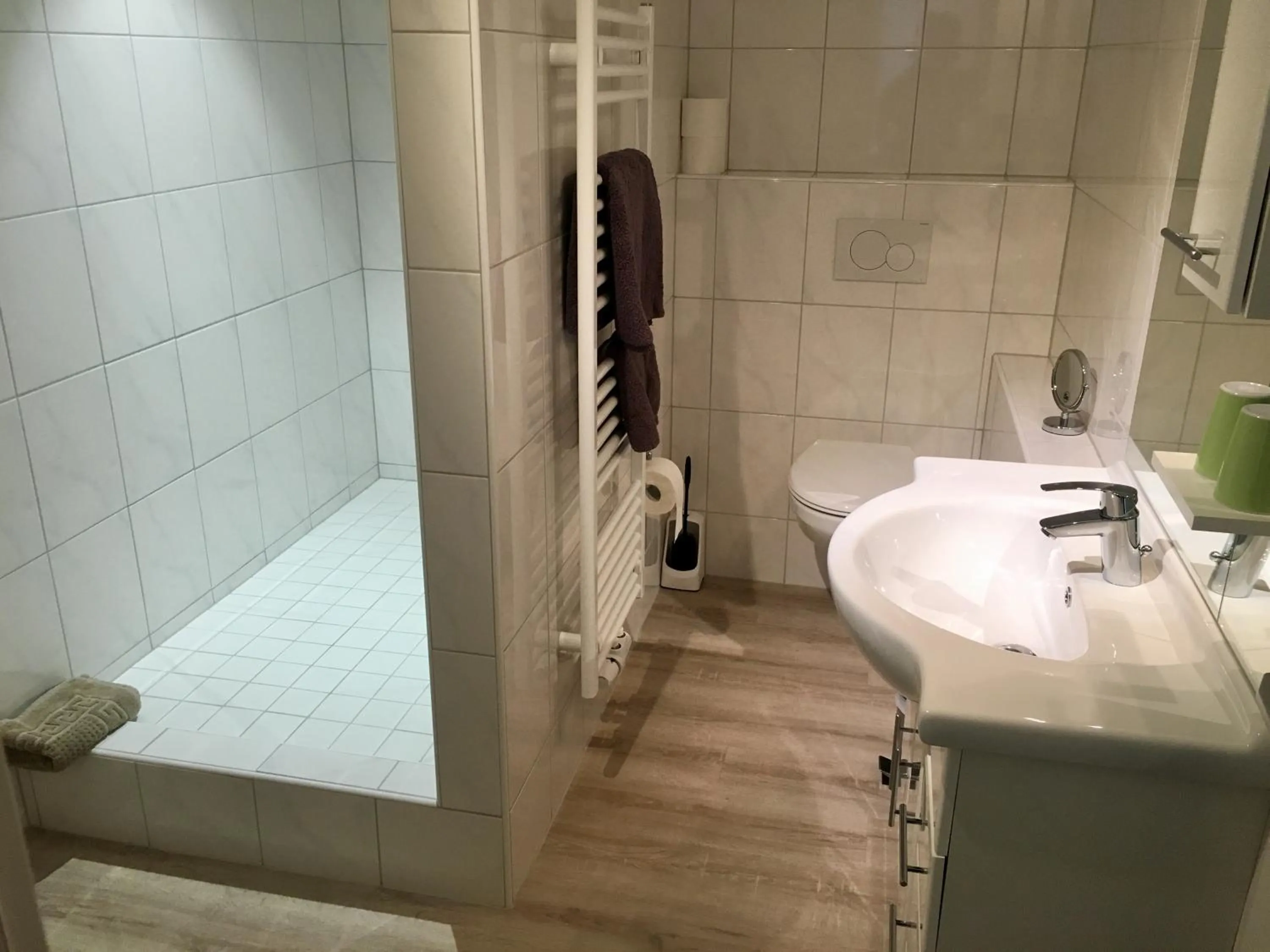 Bathroom, Bed in Hanse Hotel Buxtehude