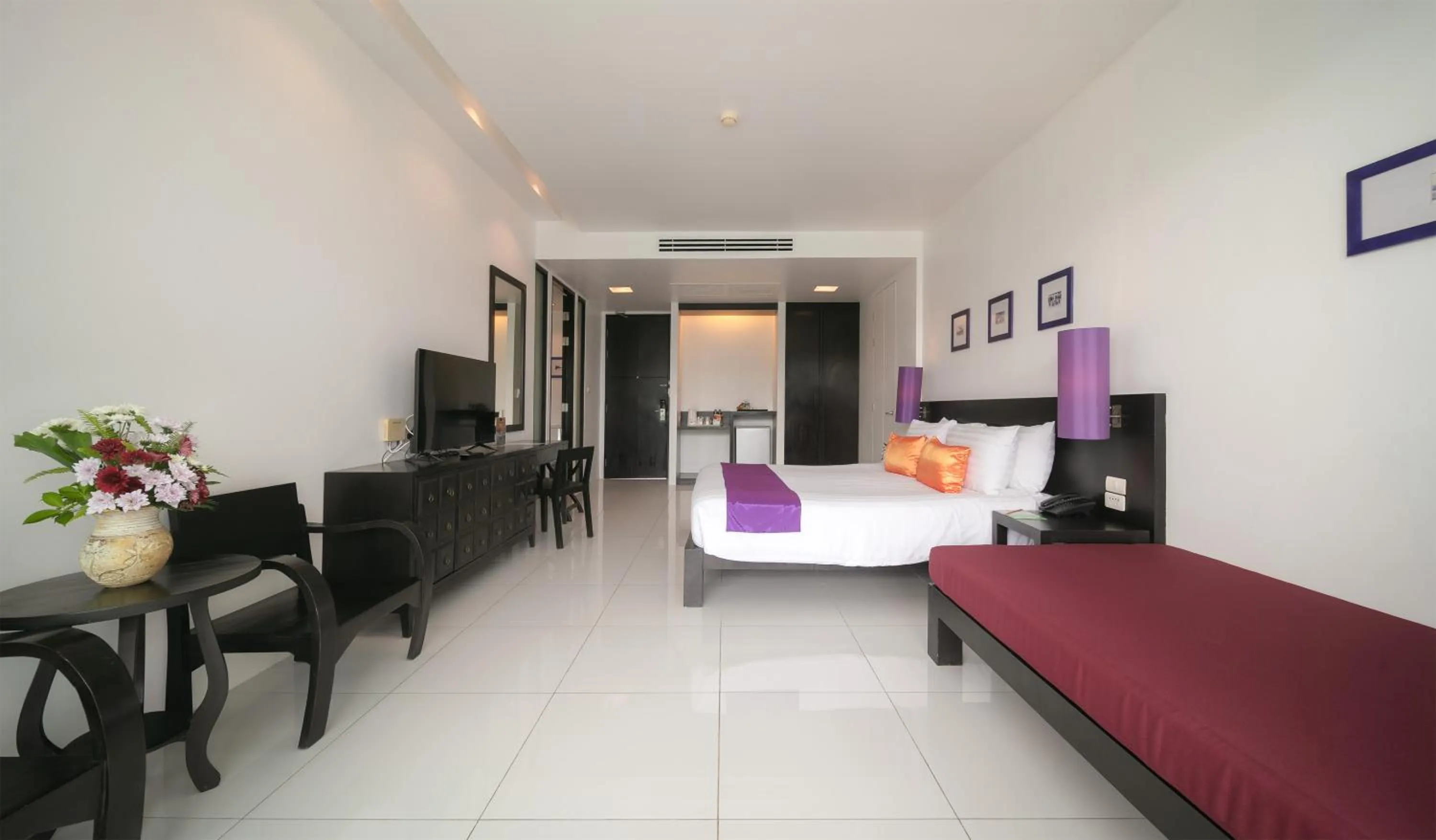 Bed in The Old Phuket - Karon Beach Resort