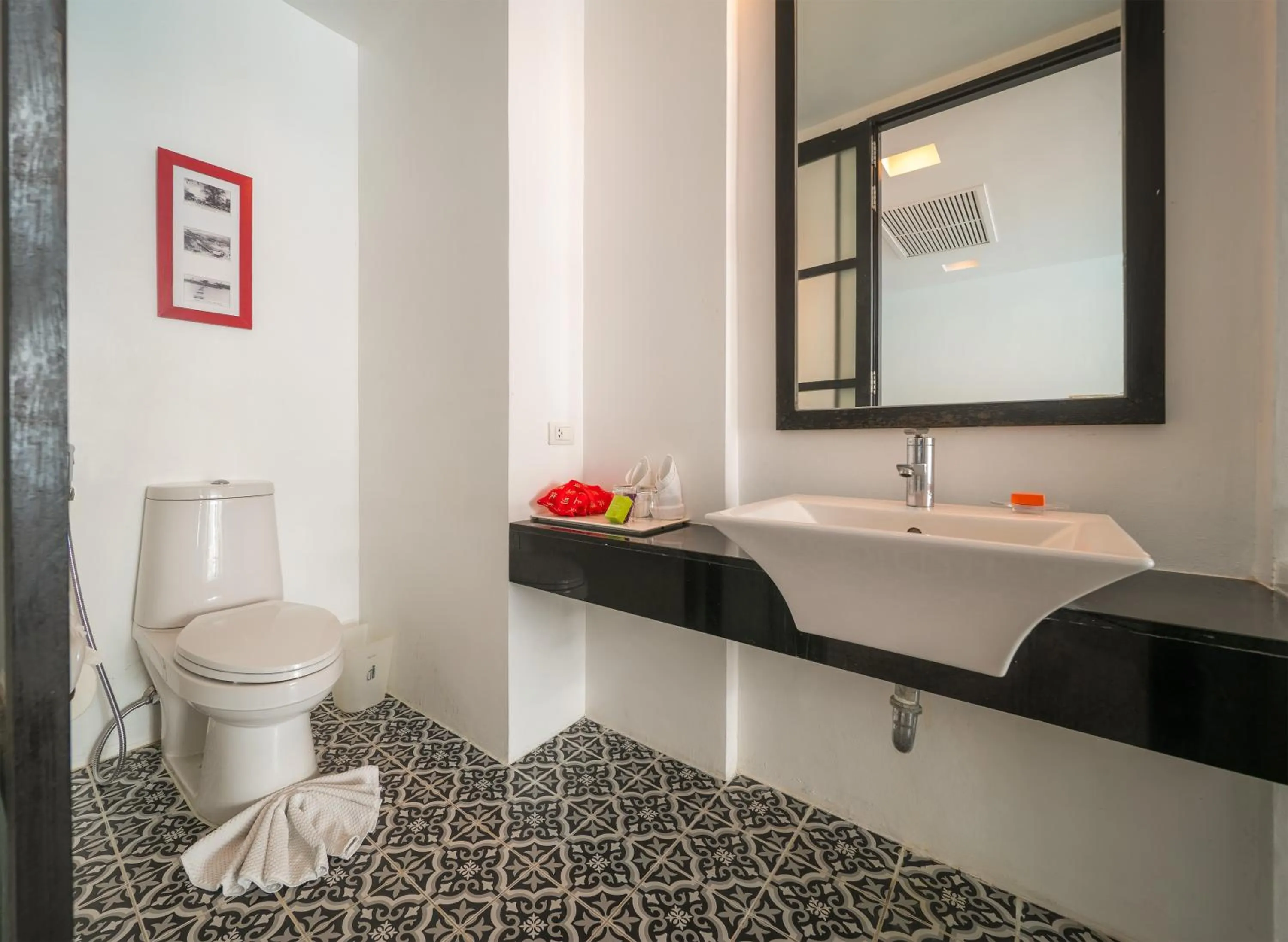 Toilet in The Old Phuket - Karon Beach Resort