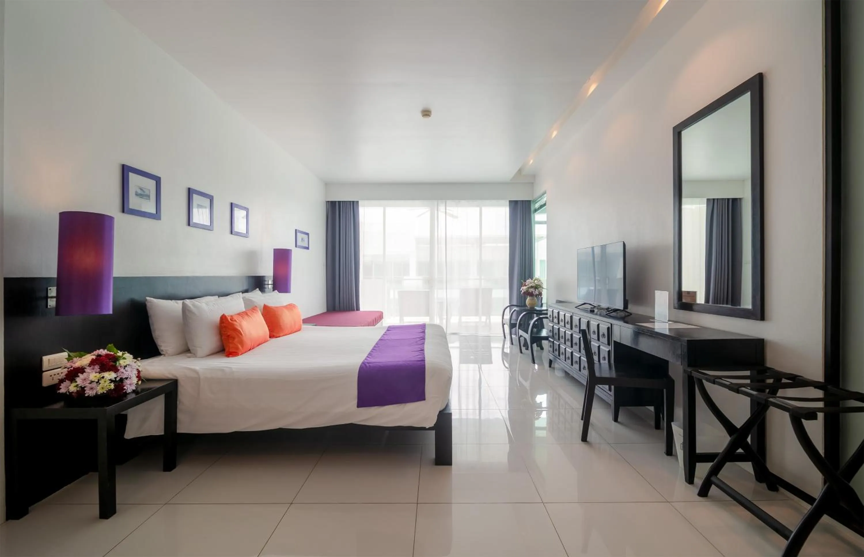 Bed in The Old Phuket - Karon Beach Resort