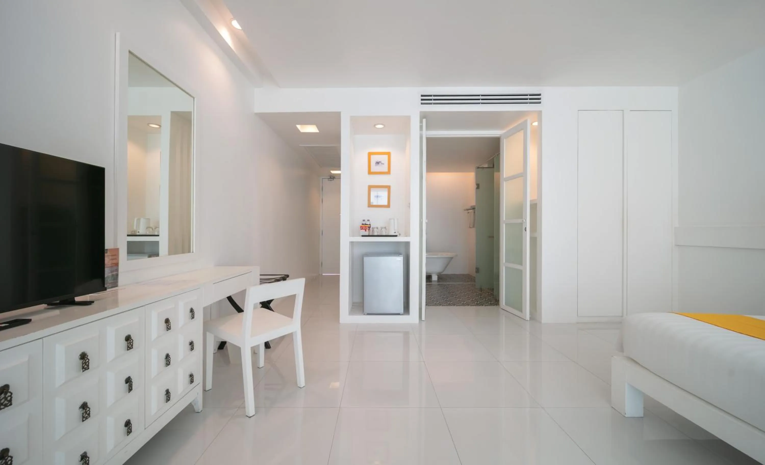 Bed in The Old Phuket - Karon Beach Resort