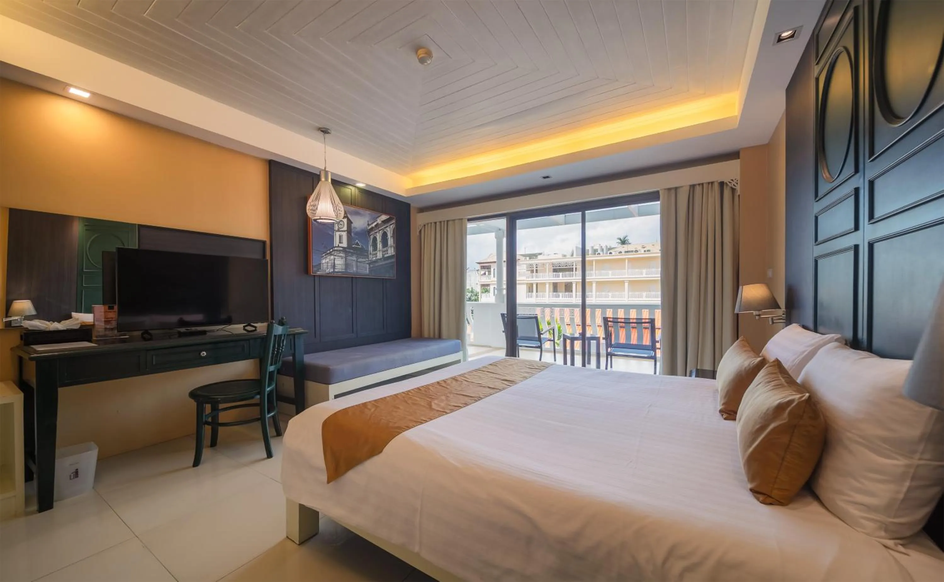 Communal lounge/ TV room, Bed in The Old Phuket - Karon Beach Resort