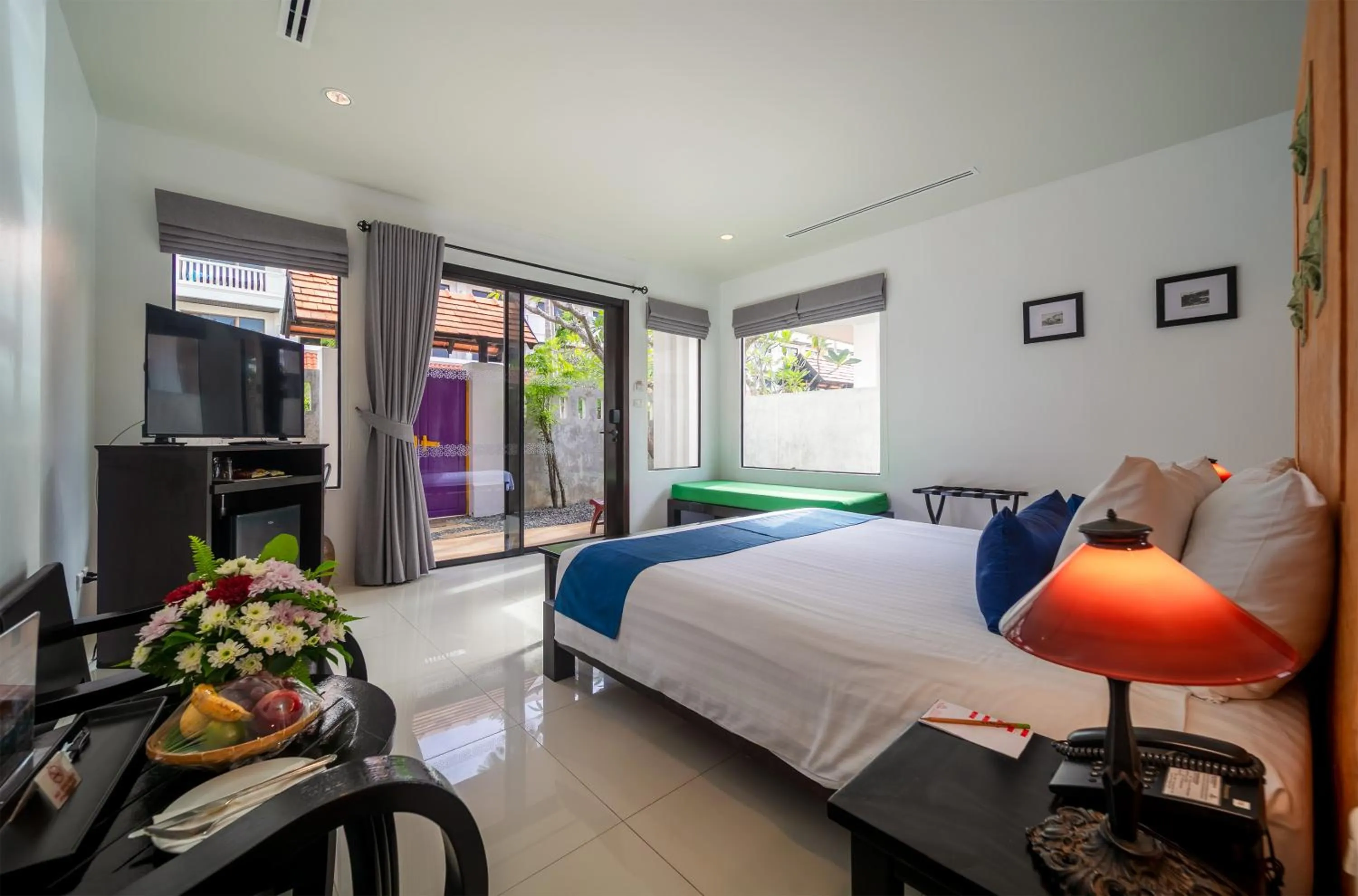 Communal lounge/ TV room, Bed in The Old Phuket - Karon Beach Resort