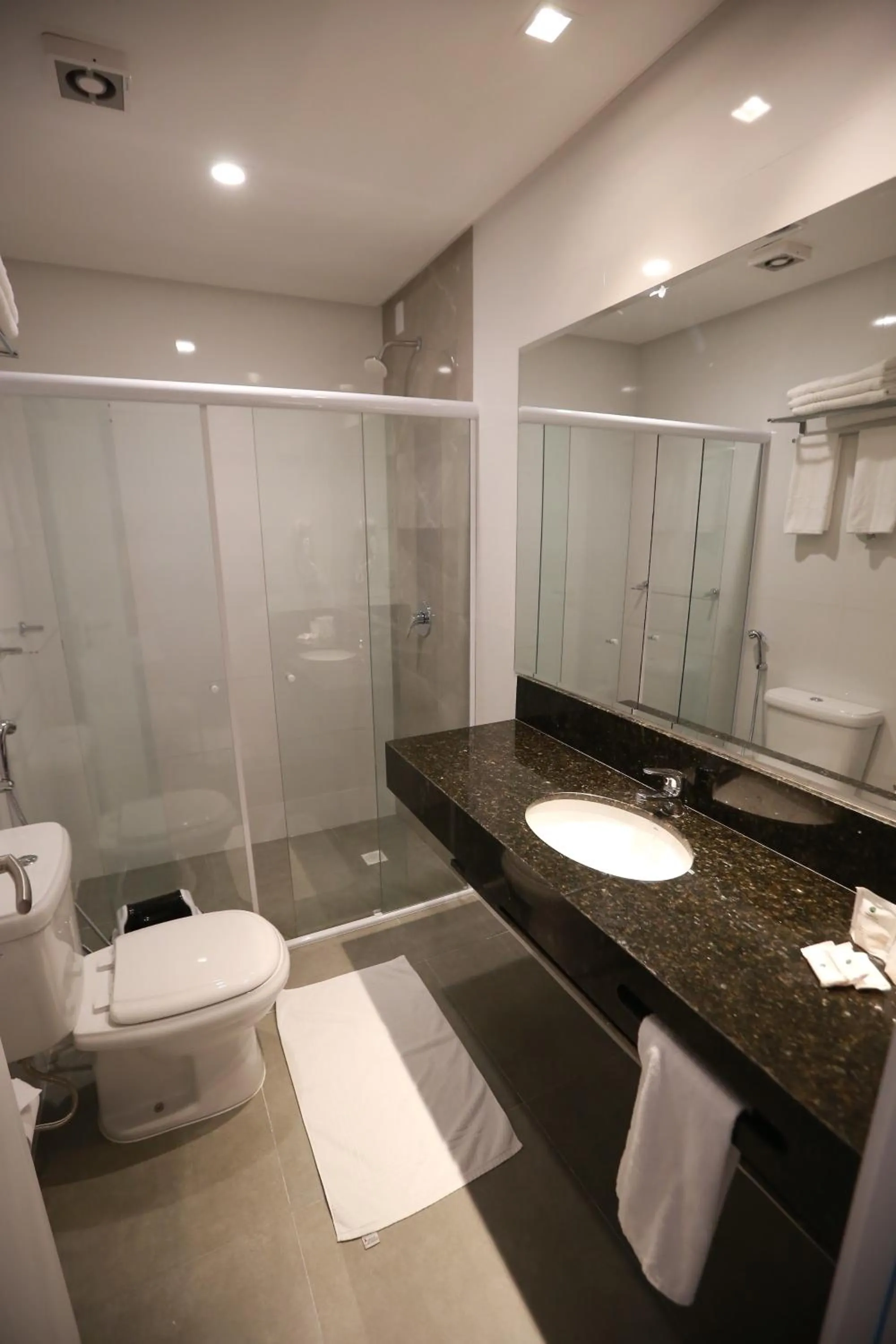 Bathroom in Hotel das Américas