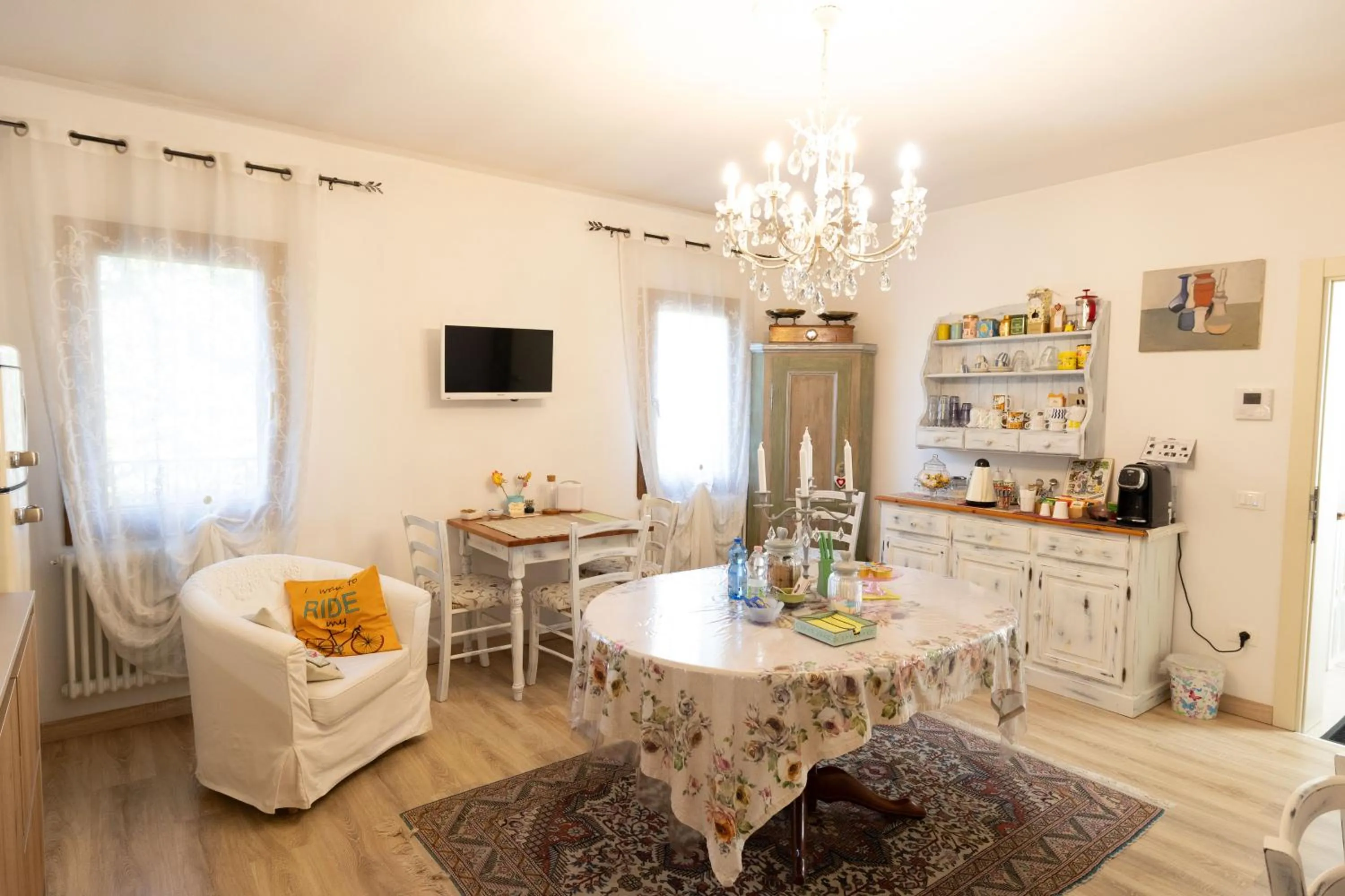 Communal lounge/ TV room in Dimora Naviglio