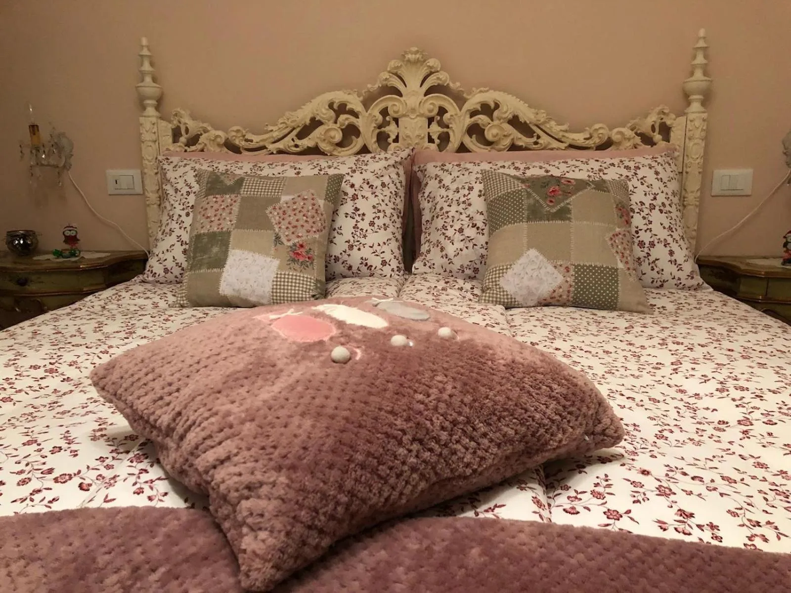 Decorative detail, Bed in Dimora Naviglio