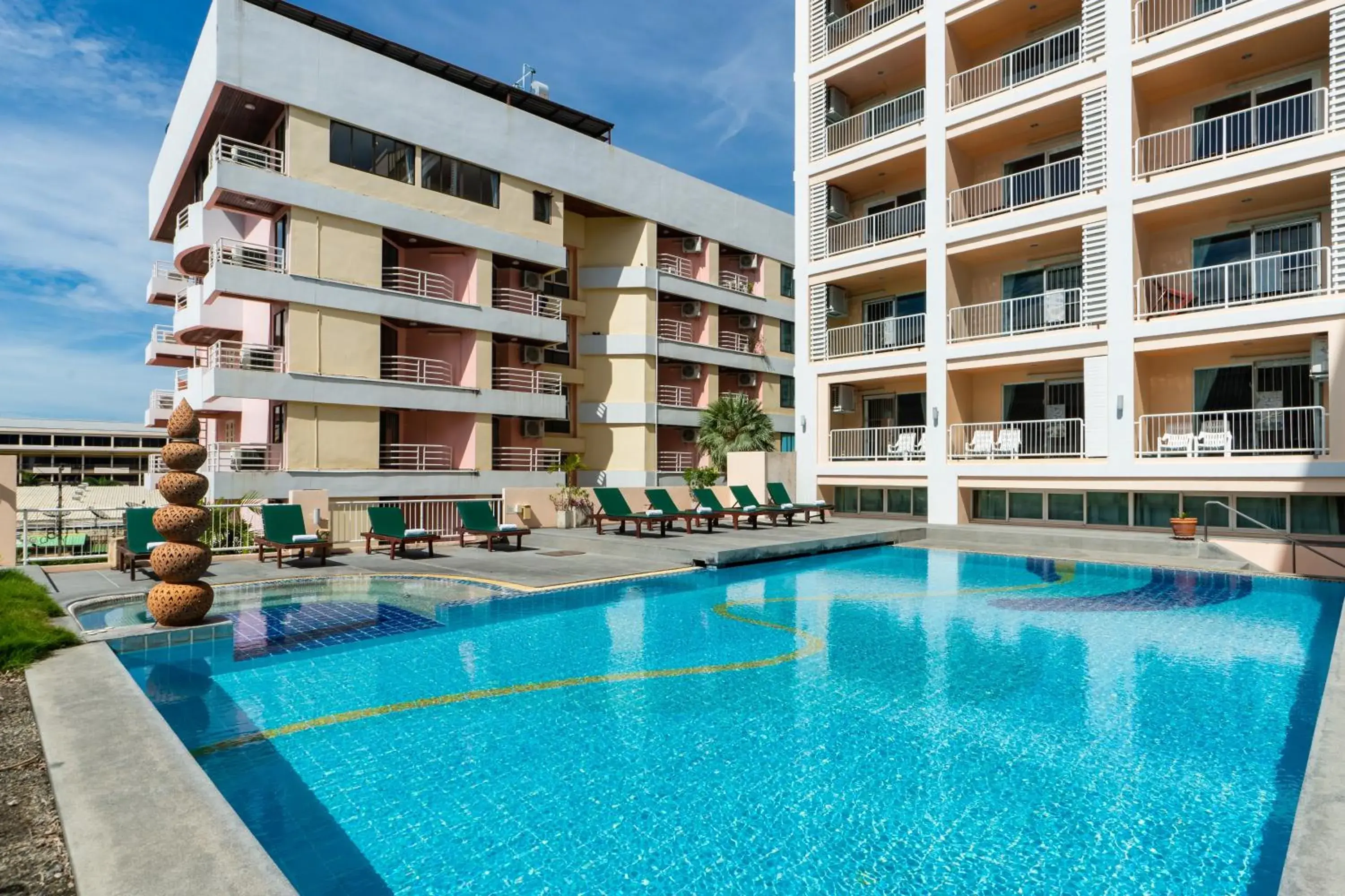 Swimming pool in Best Bella Pattaya Swimming pool in Best Bella Pattaya