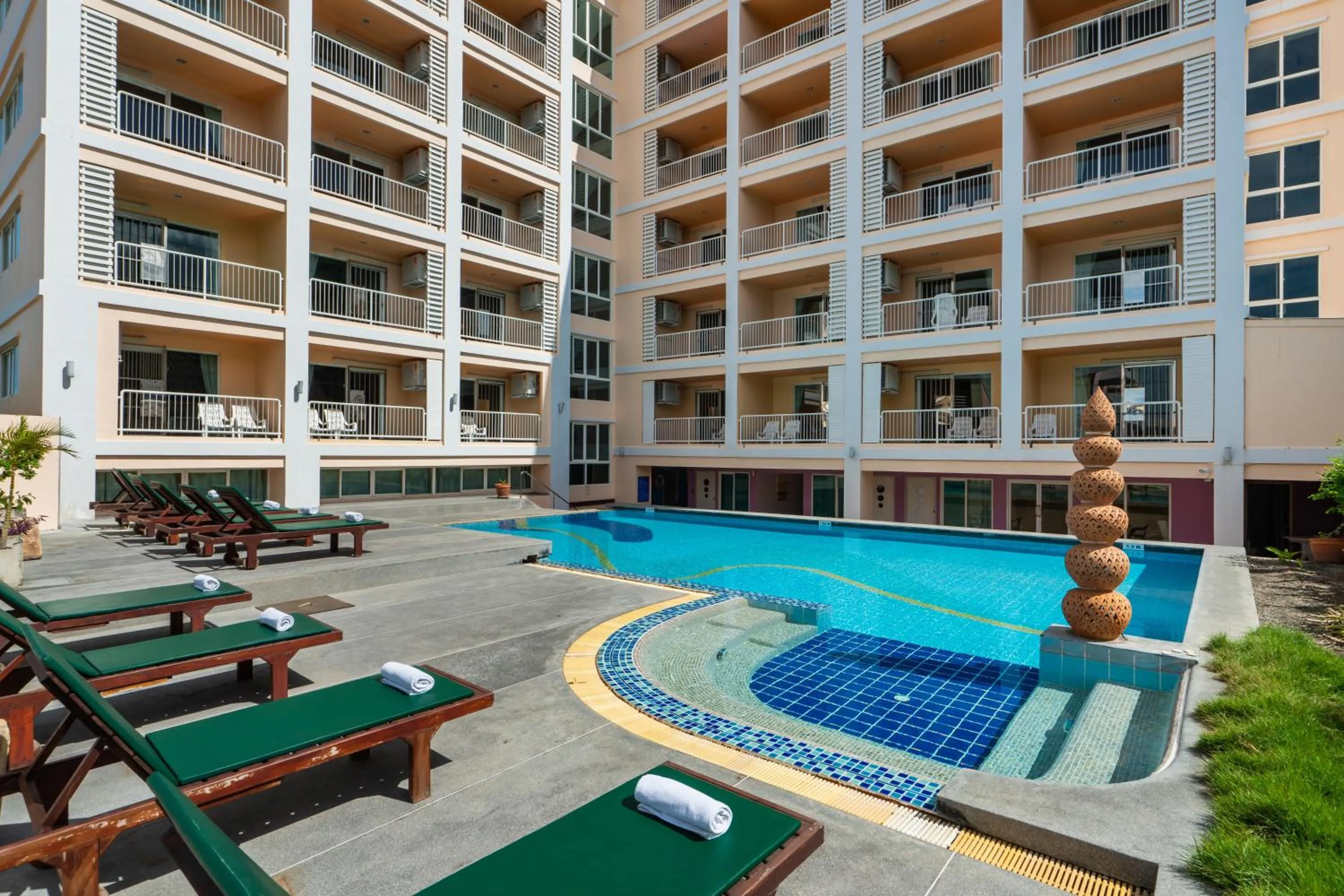 Swimming pool in Best Bella Pattaya