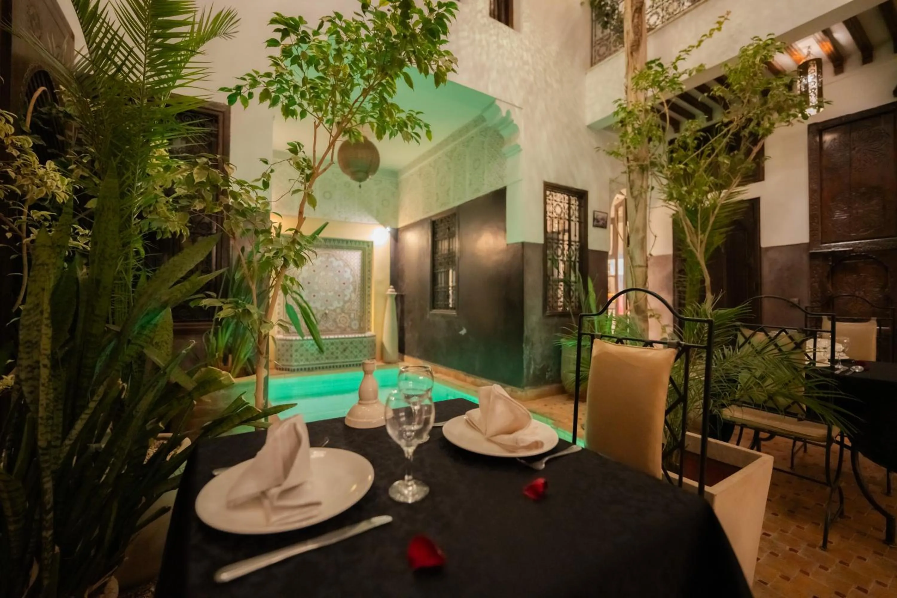 Night in Riad La Porte Rouge By La Siredrah