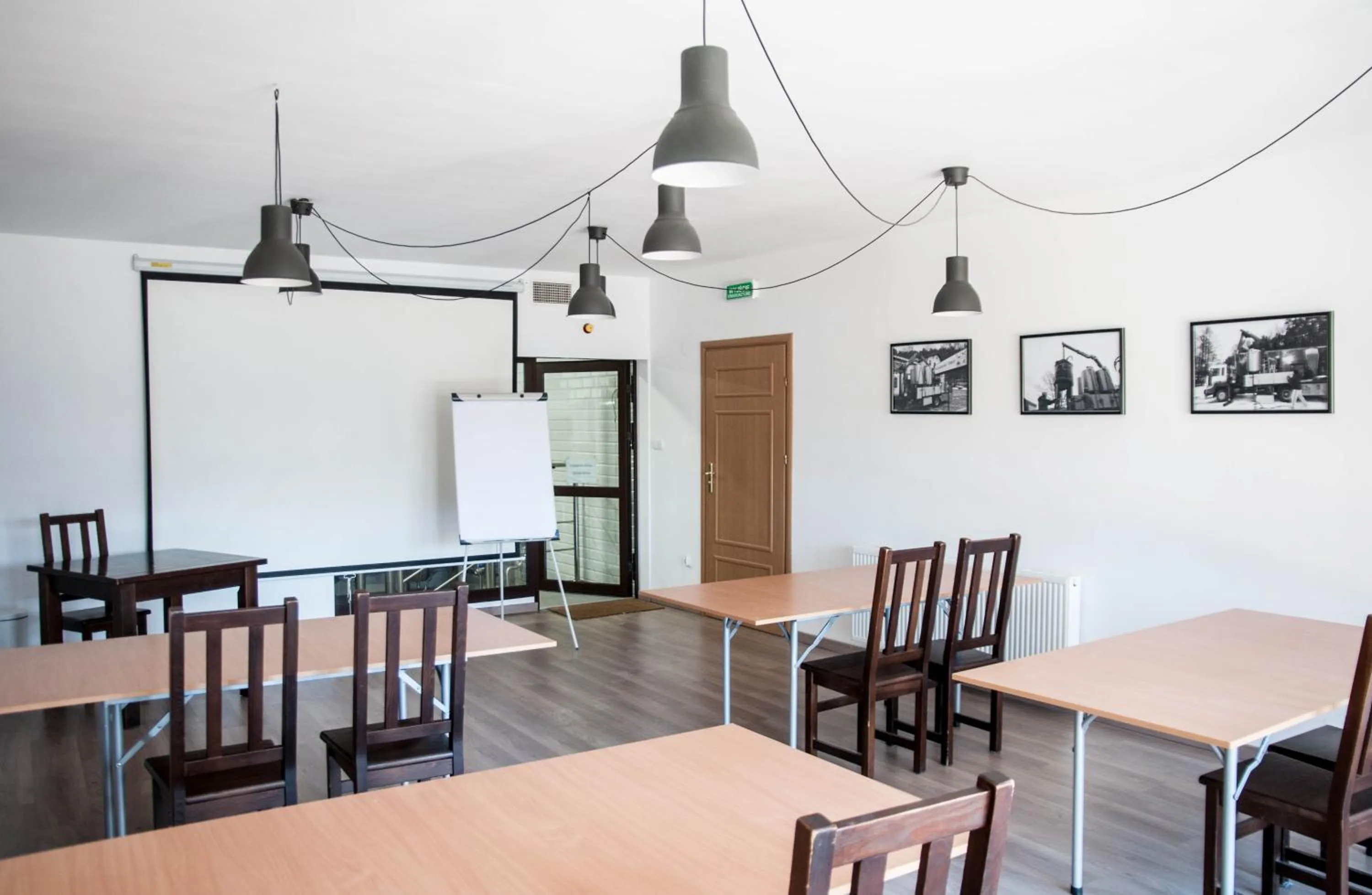 Business facilities in Przystanek Tleń