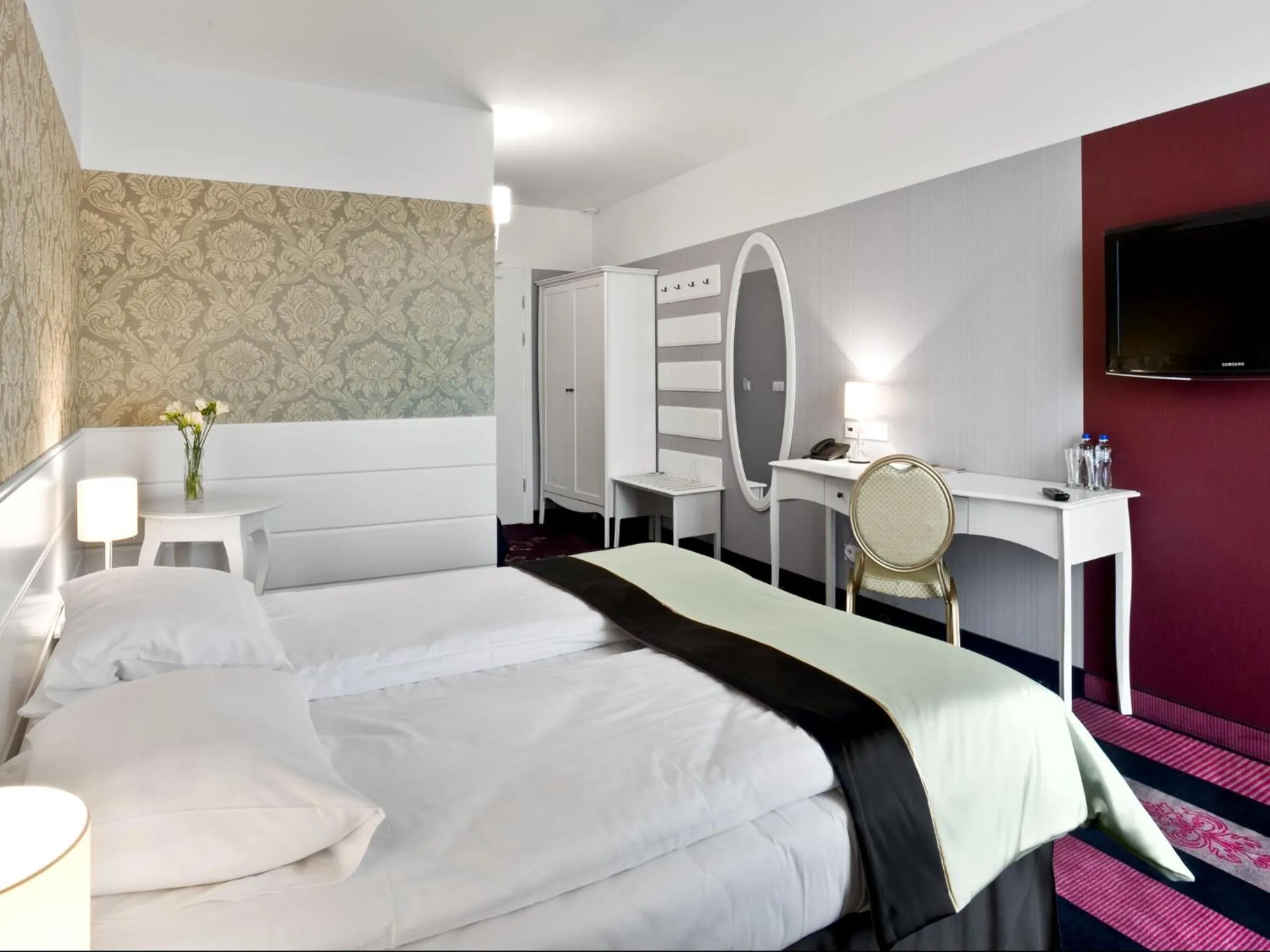 Bed in Hotel Lamberton