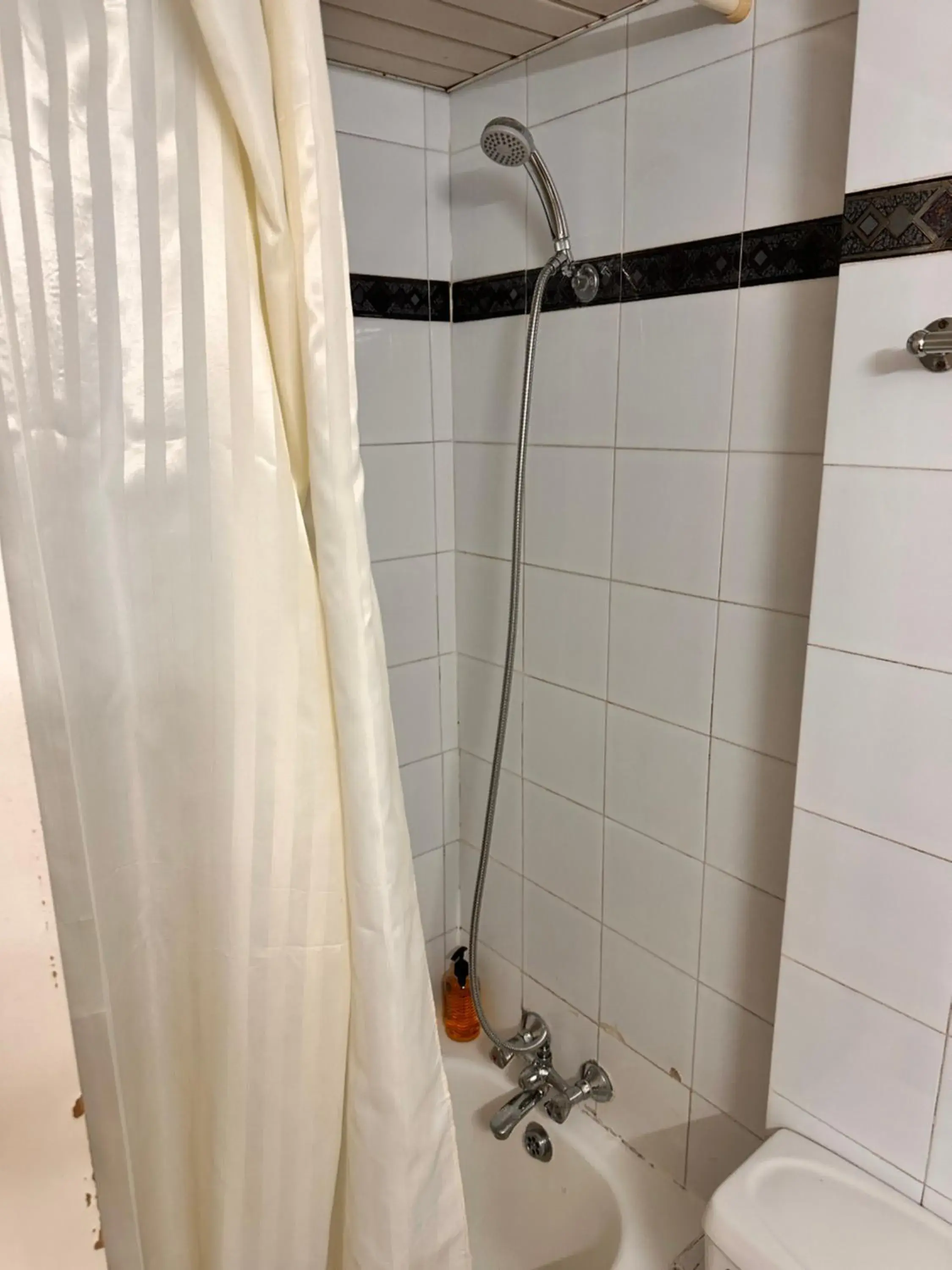 Shower, Bathroom in San Remo Hotel