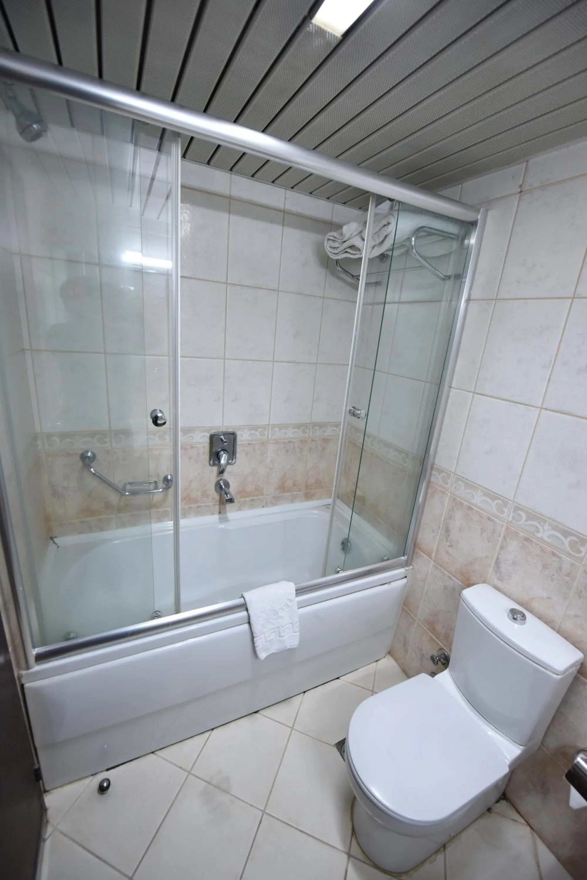 Toilet in Asal Hotel