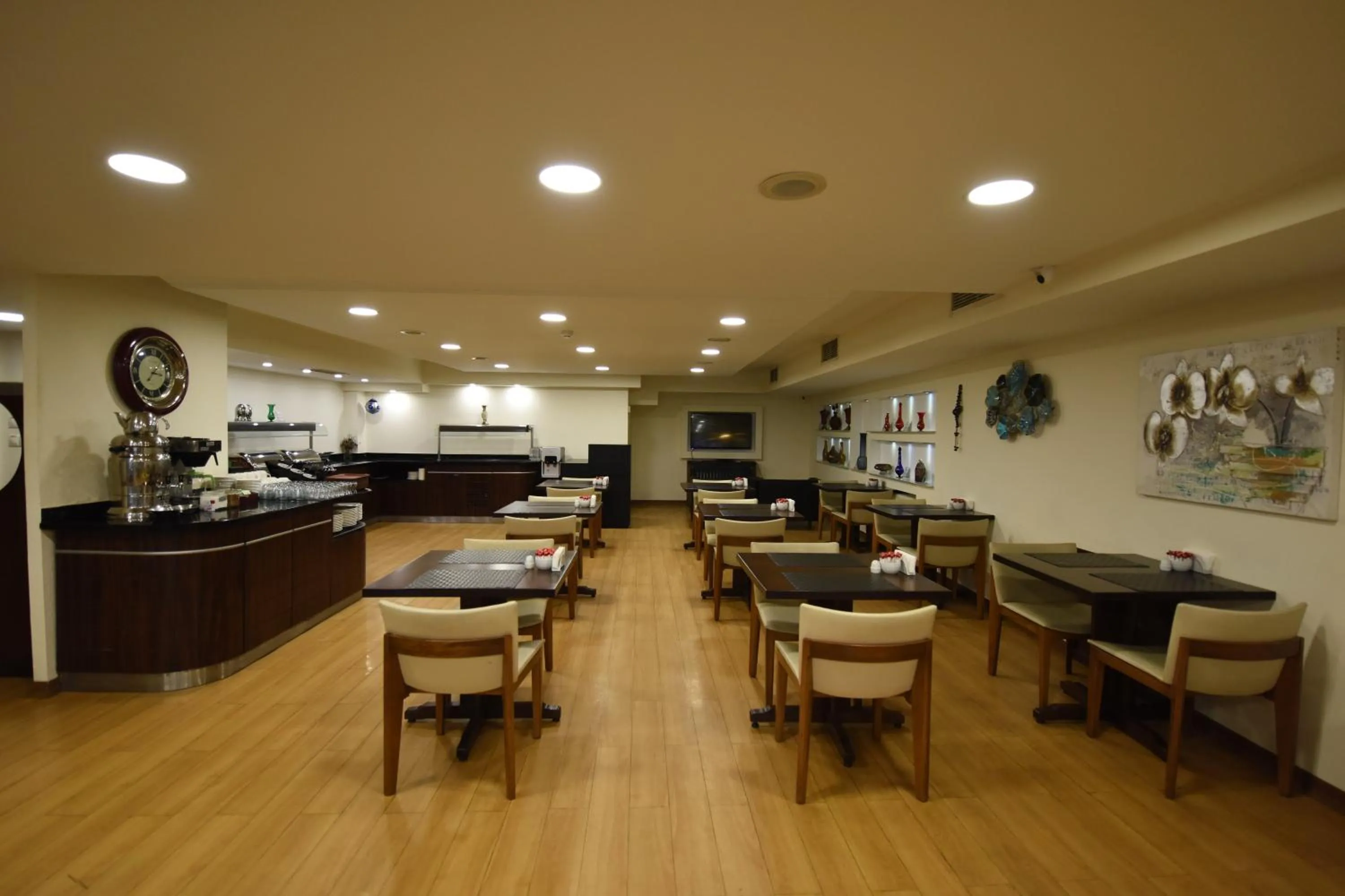 Restaurant/places to eat in Asal Hotel