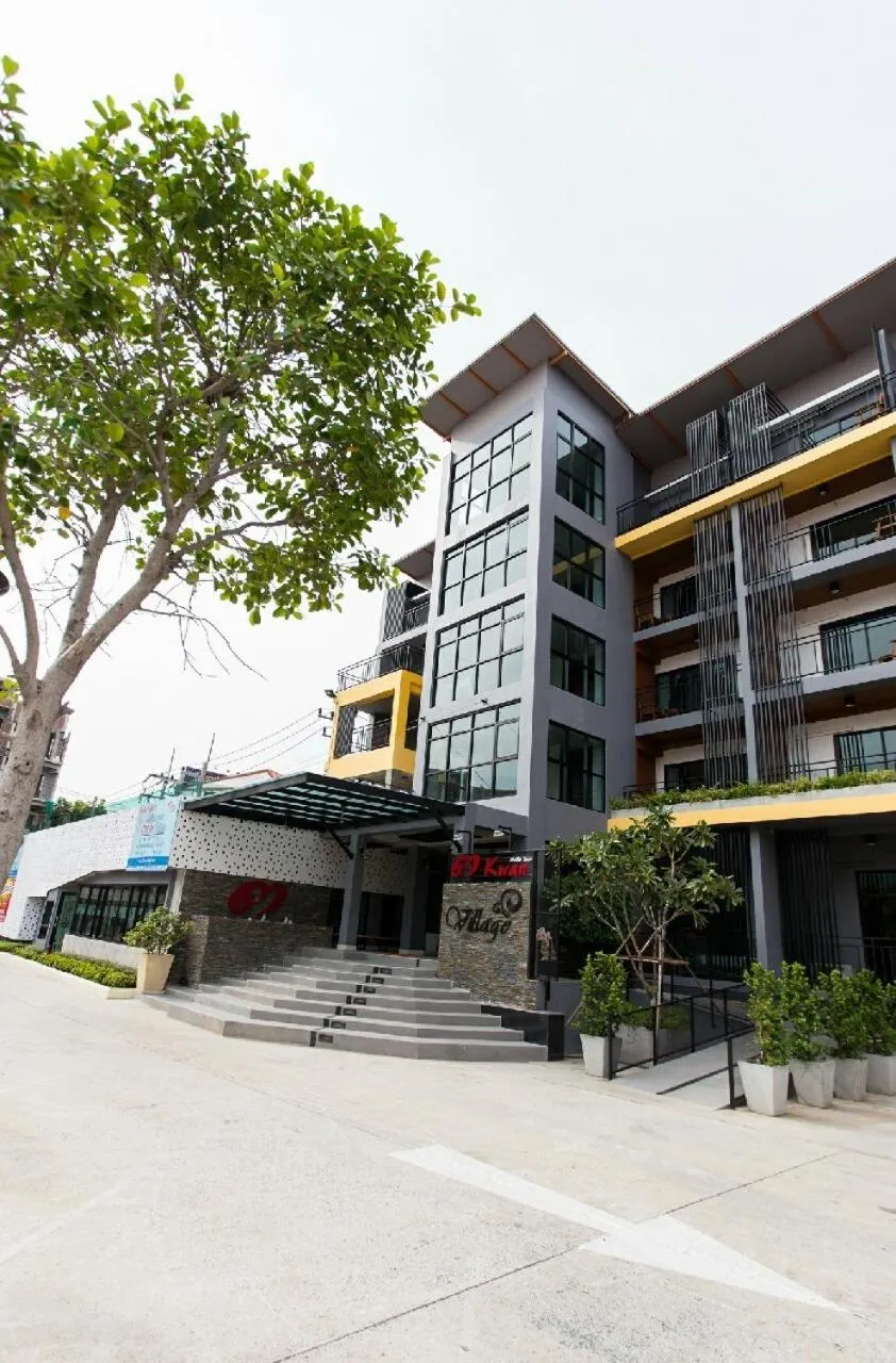 Property building in Samkwan Village