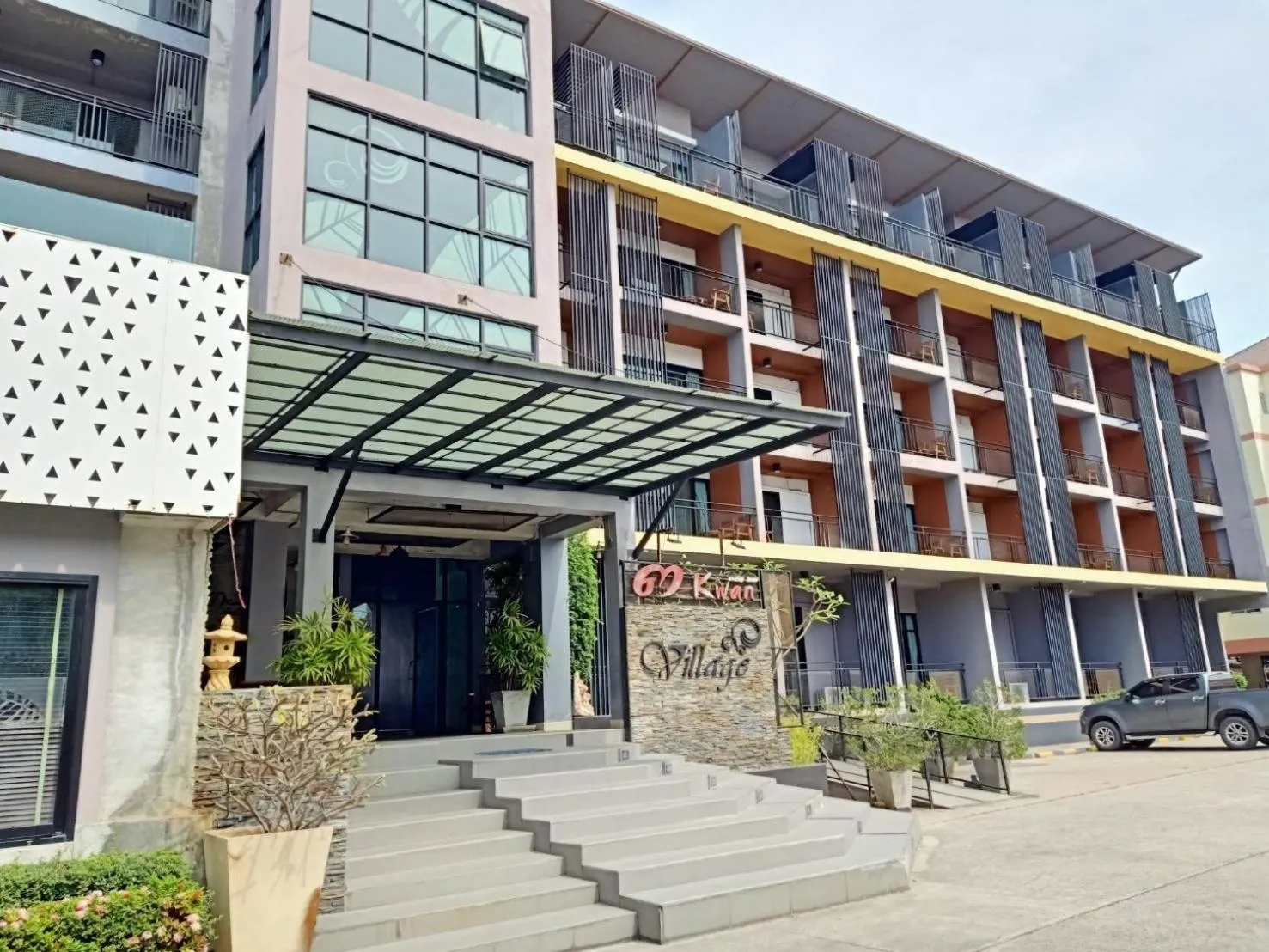 Property building in Samkwan Village