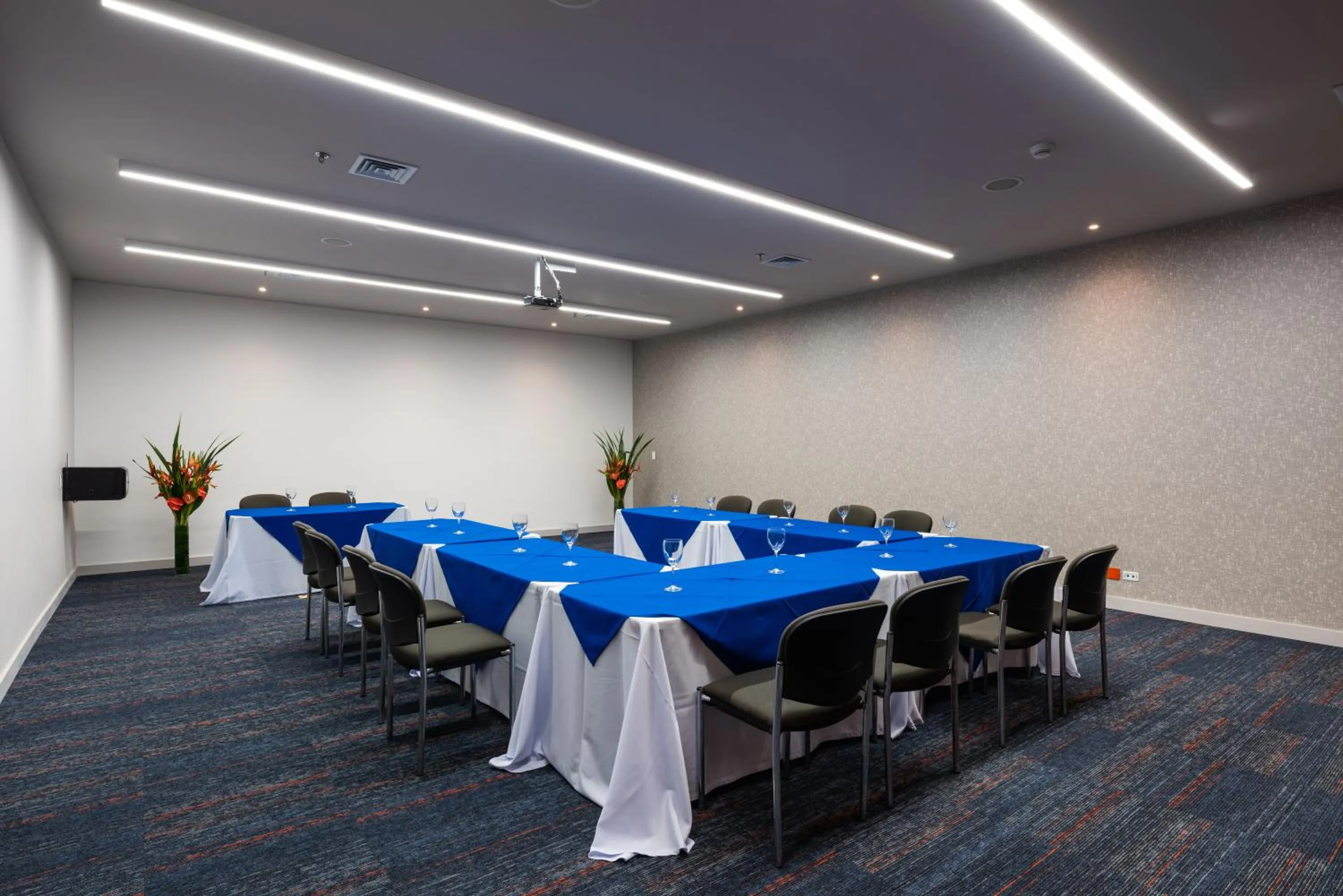 Meeting/conference room in Hotel Holiday Inn Express & Suites Medellin by IHG