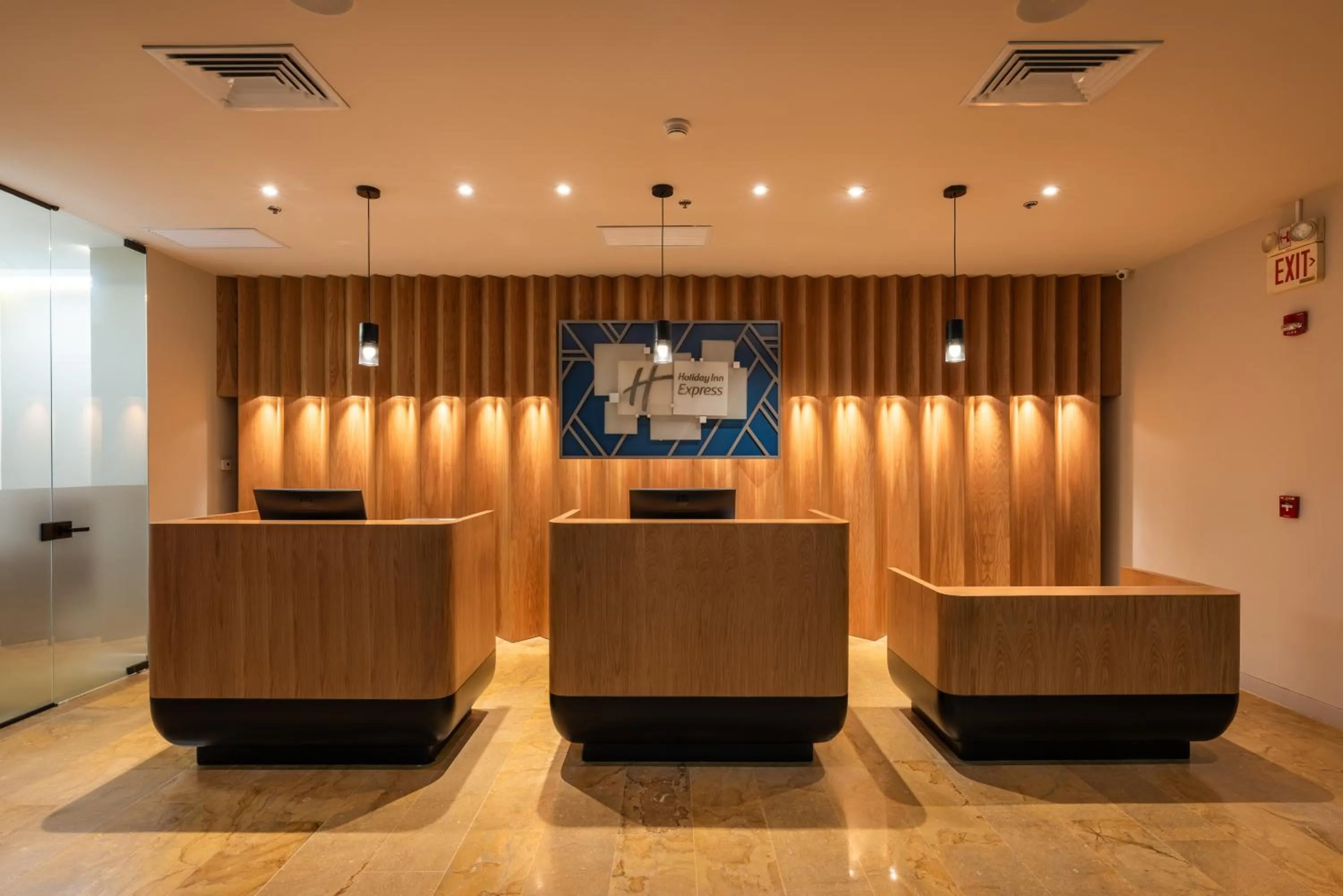 Lobby or reception in Hotel Holiday Inn Express & Suites Medellin by IHG