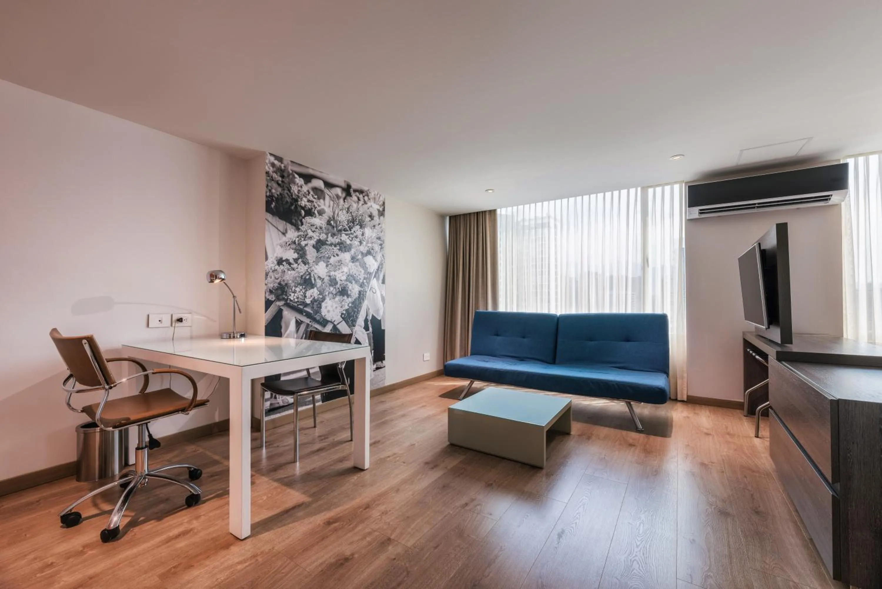 TV and multimedia in Hotel Holiday Inn Express & Suites Medellin by IHG