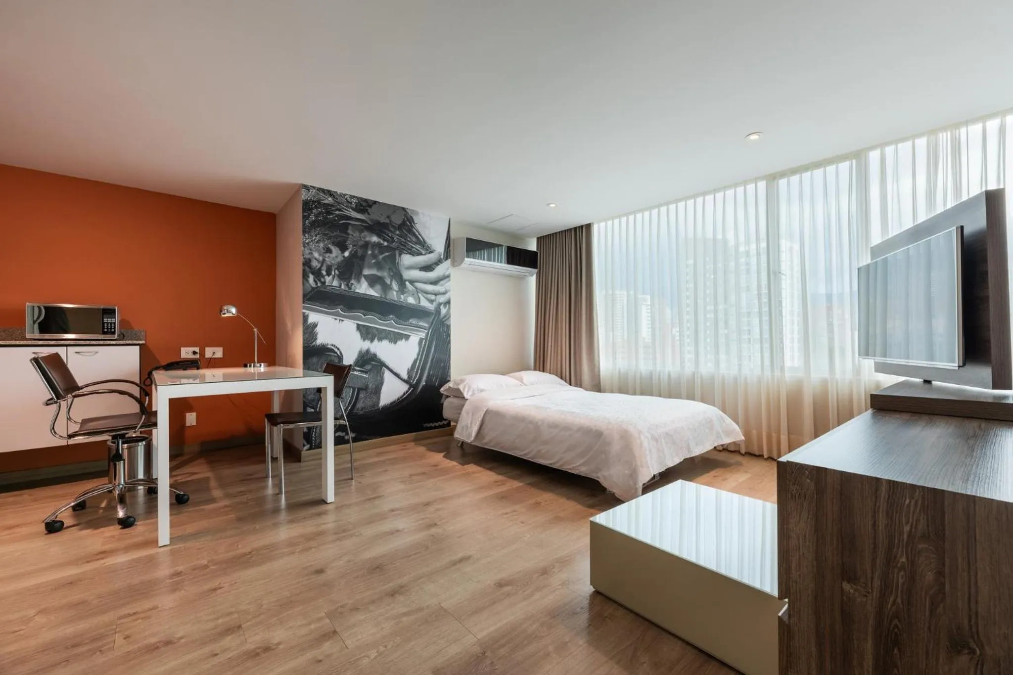 Photo of the whole room, Bed in Hotel Holiday Inn Express & Suites Medellin by IHG