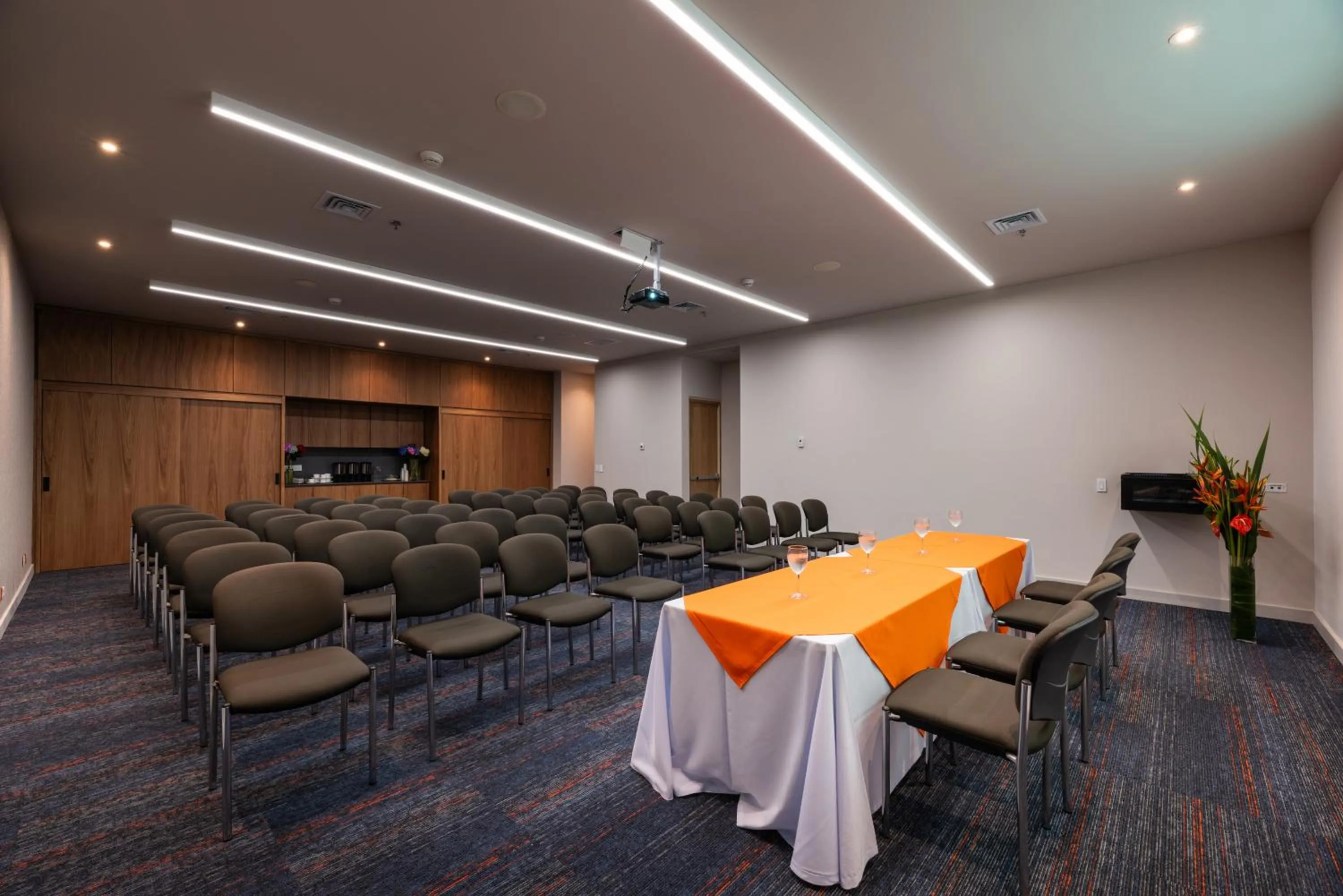 Seating area in Hotel Holiday Inn Express & Suites Medellin by IHG