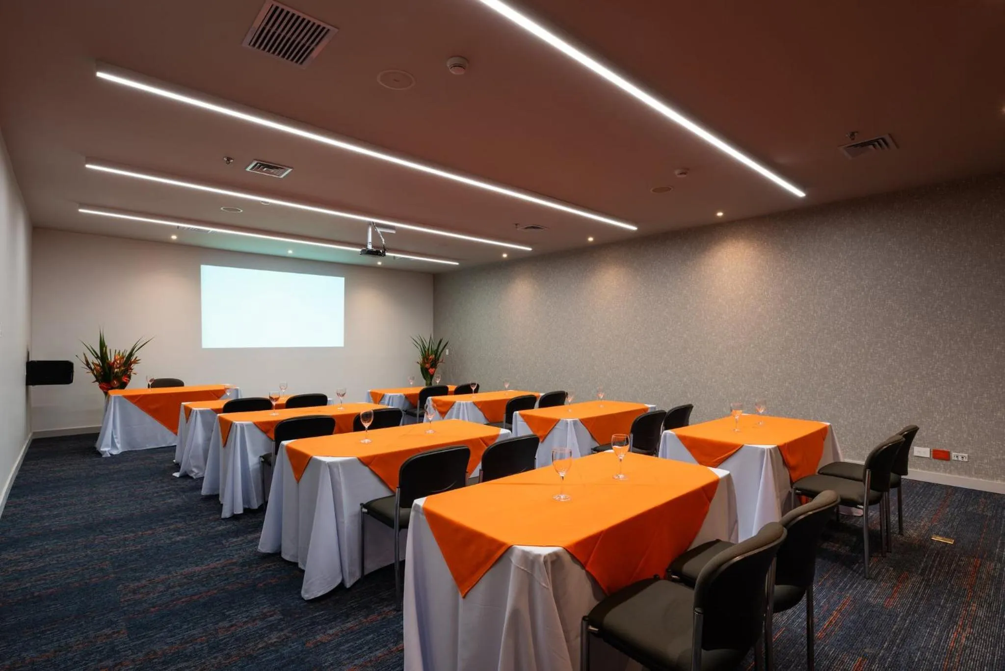 Meeting/conference room in Hotel Holiday Inn Express & Suites Medellin by IHG
