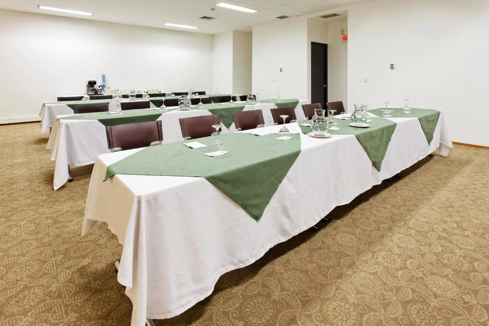 Meeting/conference room in Hotel Holiday Inn Express & Suites Medellin by IHG
