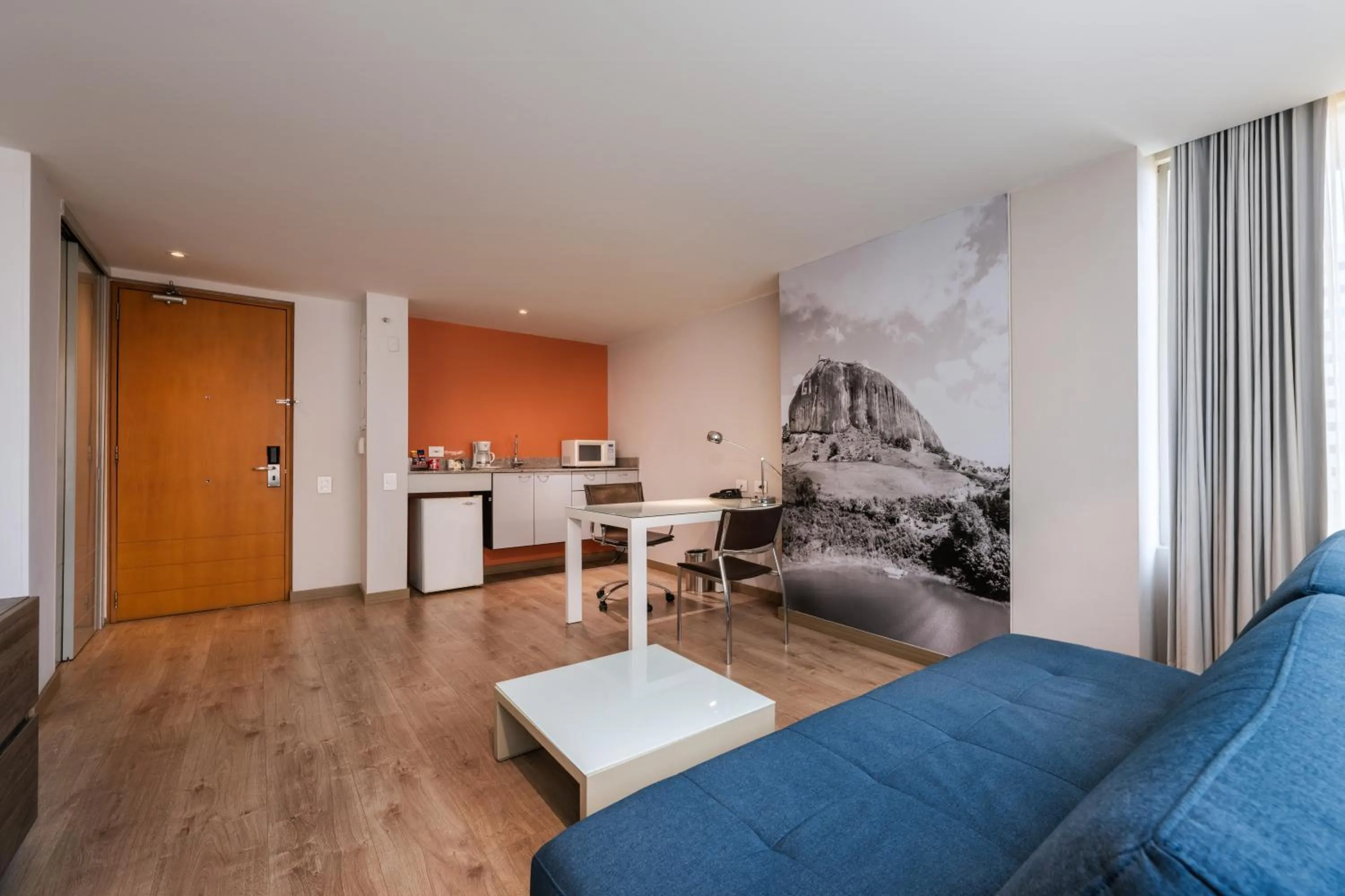 Seating area in Hotel Holiday Inn Express & Suites Medellin by IHG