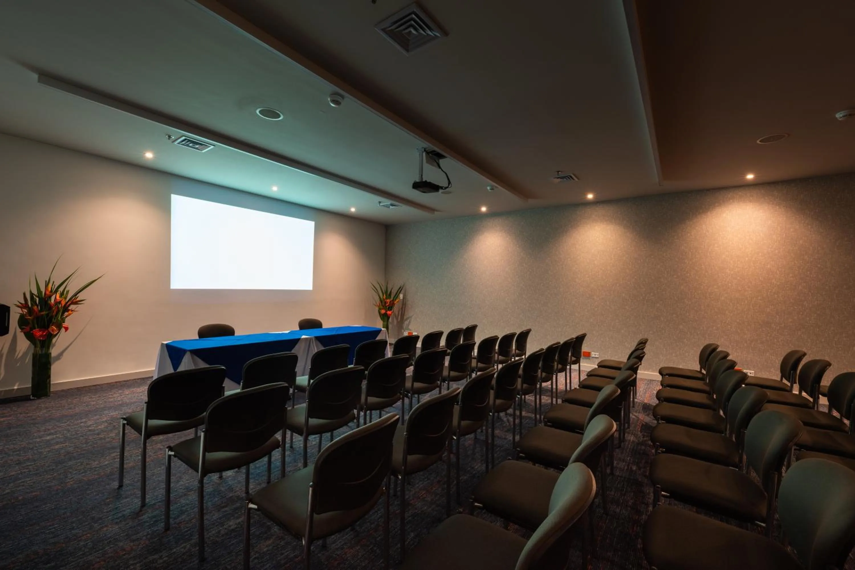Meeting/conference room in Hotel Holiday Inn Express & Suites Medellin by IHG
