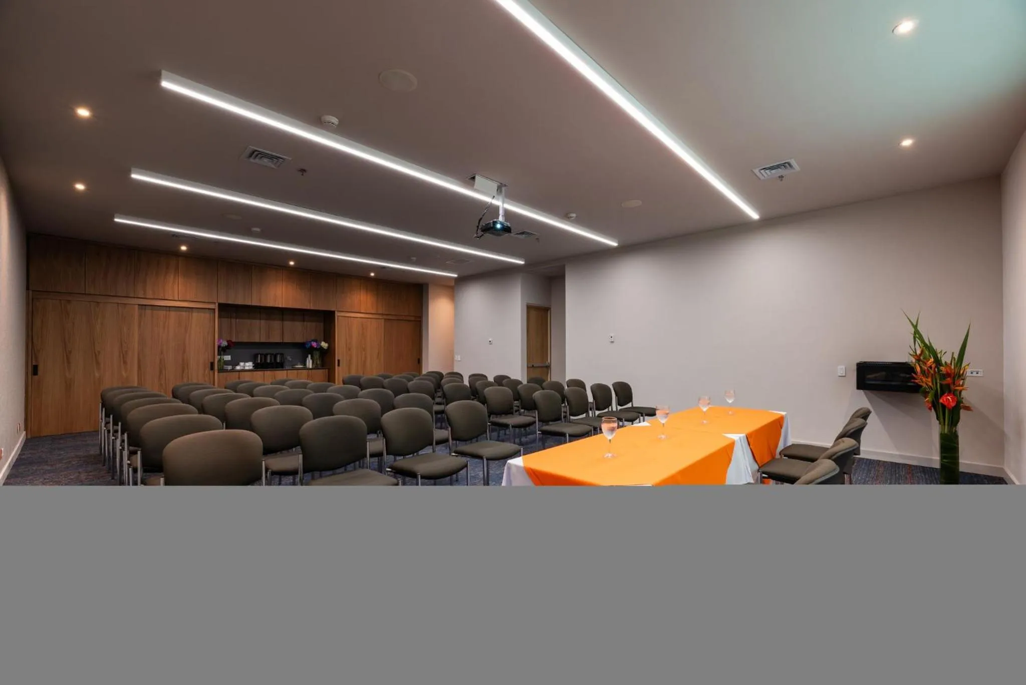 Meeting/conference room in Hotel Holiday Inn Express & Suites Medellin by IHG