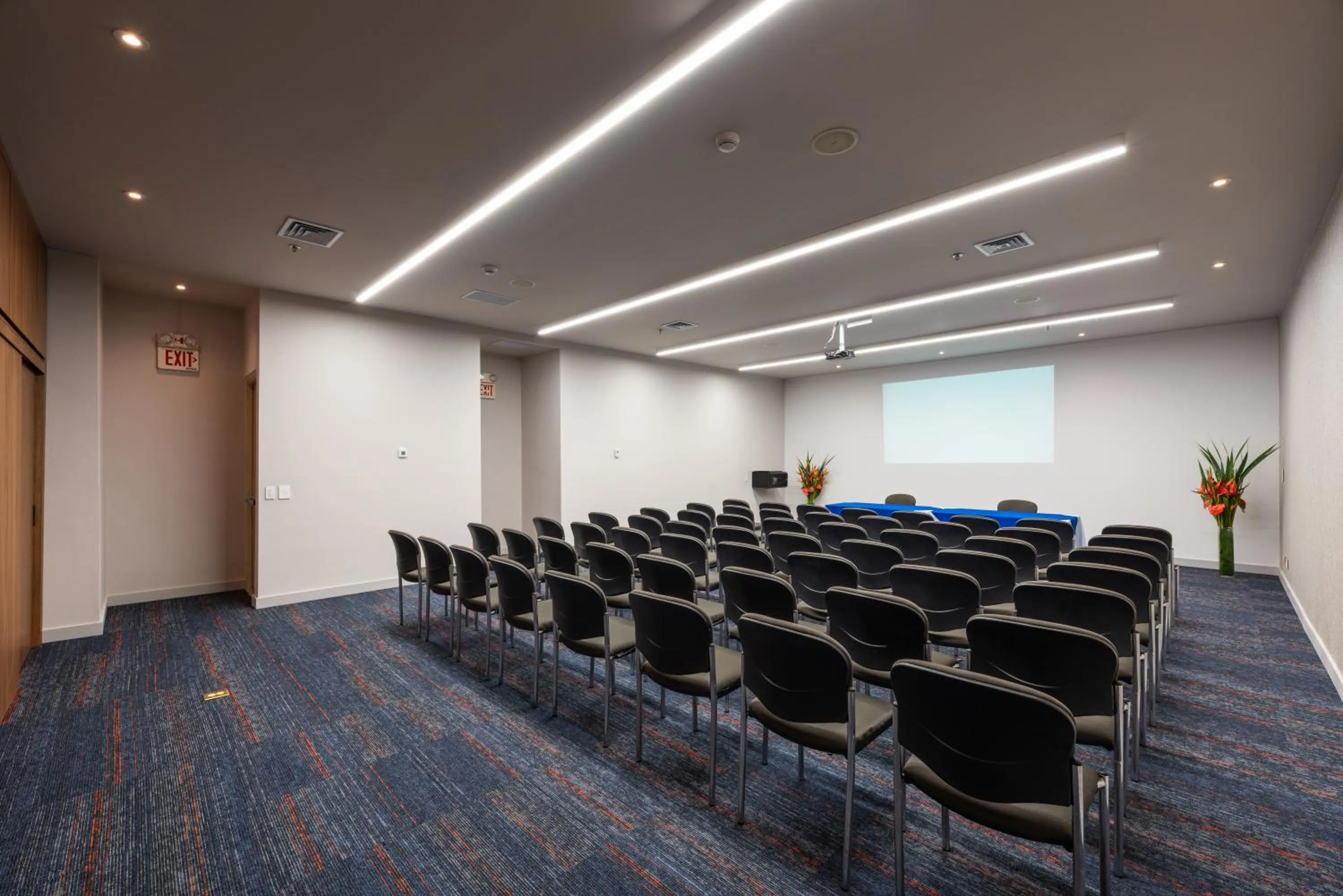 Meeting/conference room in Hotel Holiday Inn Express & Suites Medellin by IHG