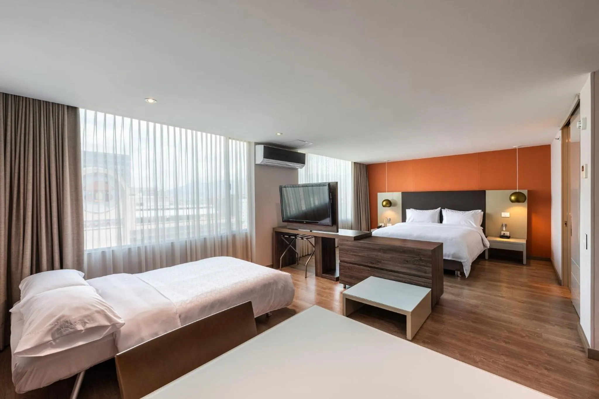 Photo of the whole room, Bed in Hotel Holiday Inn Express & Suites Medellin by IHG