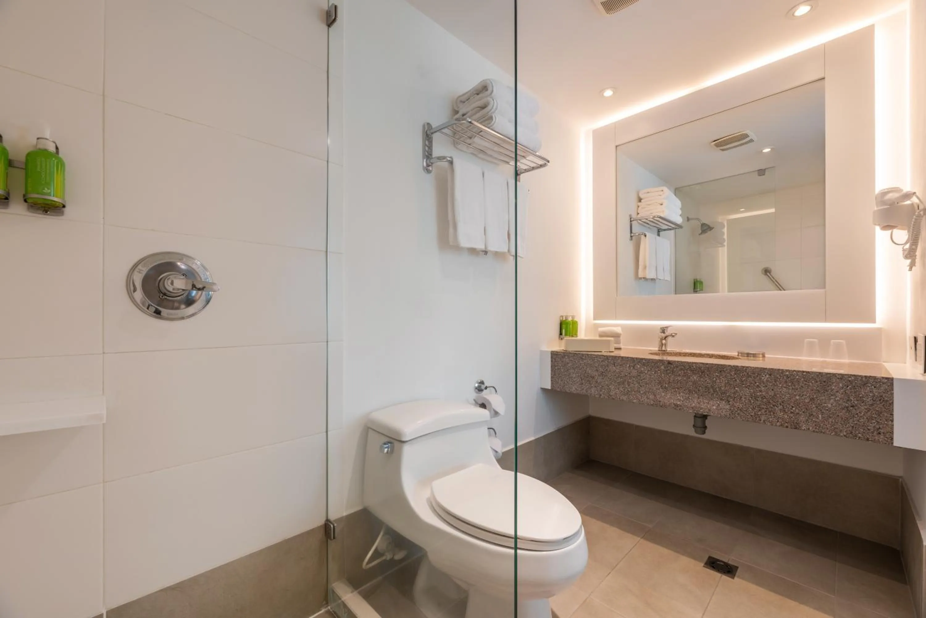 Shower in Hotel Holiday Inn Express & Suites Medellin by IHG