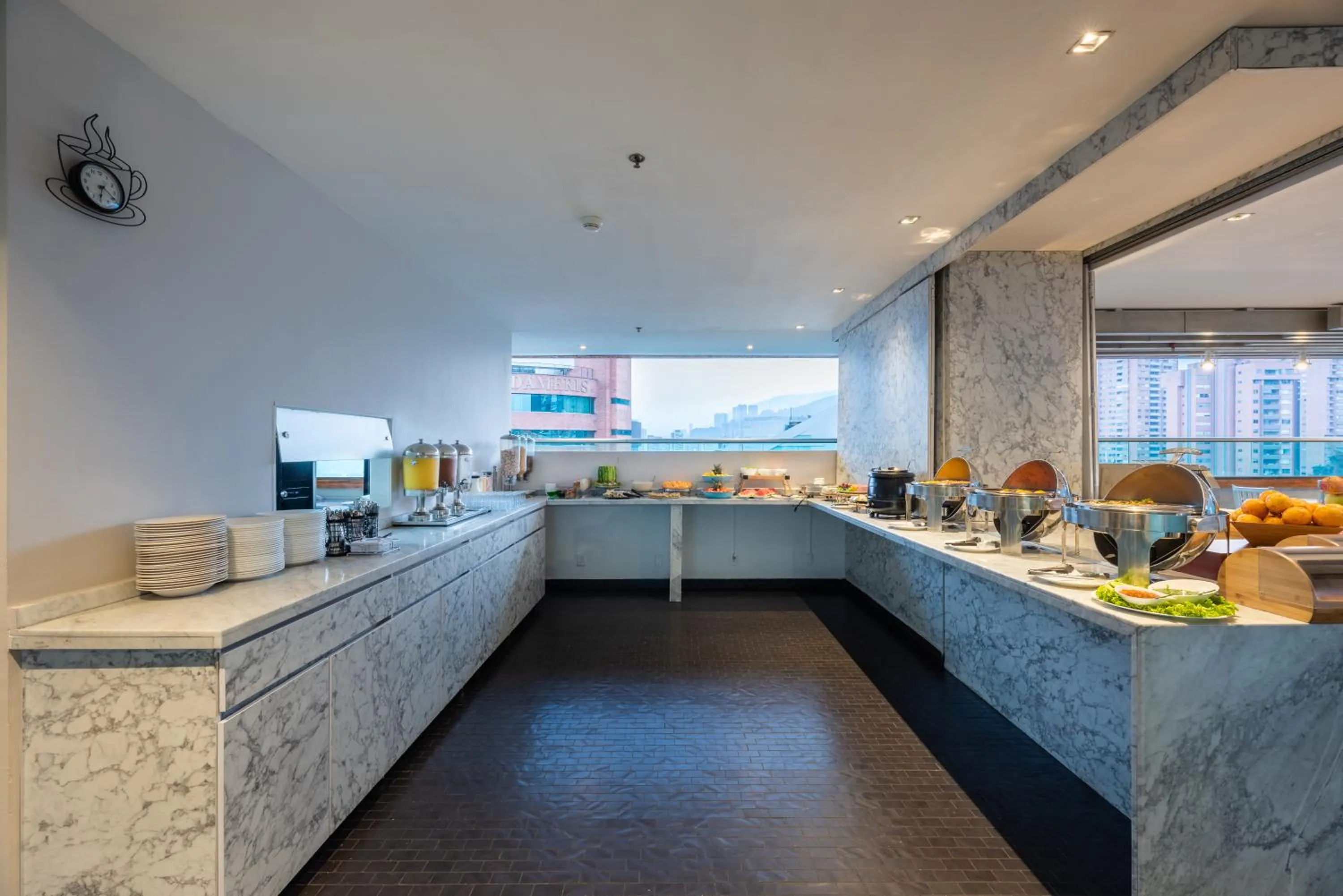 Buffet breakfast in Hotel Holiday Inn Express & Suites Medellin by IHG