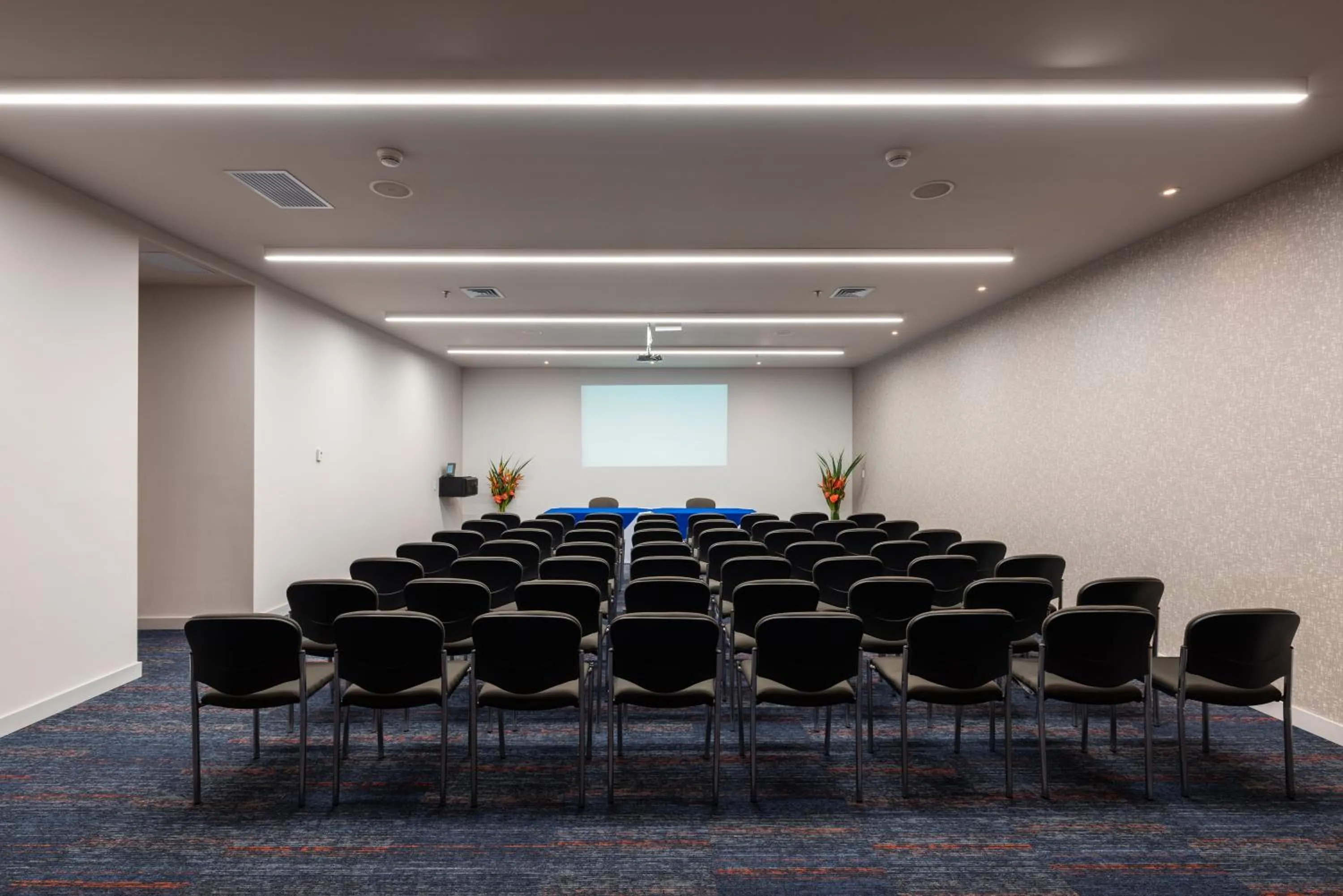 Meeting/conference room in Hotel Holiday Inn Express & Suites Medellin by IHG