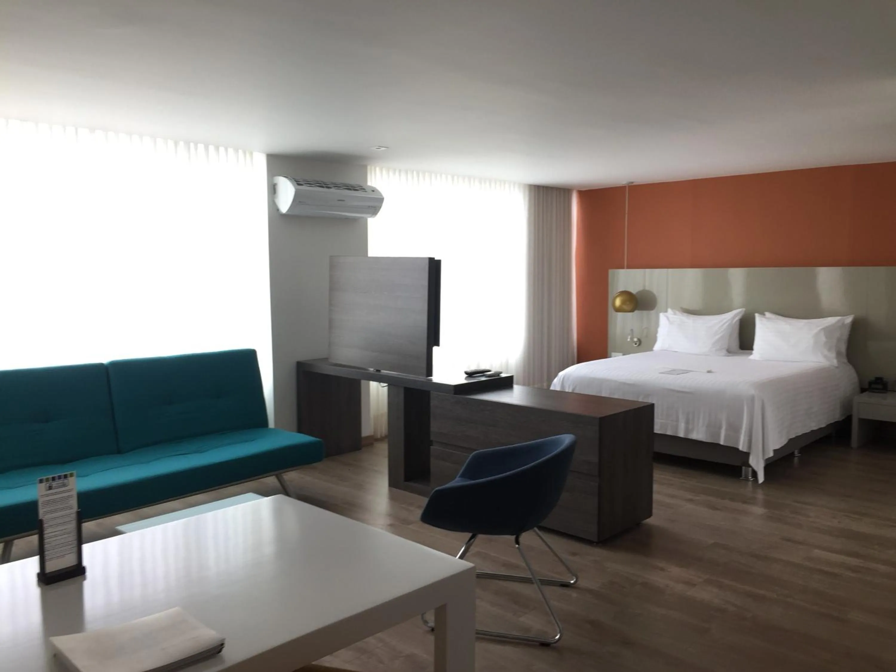 Photo of the whole room, Bed in Hotel Holiday Inn Express & Suites Medellin by IHG