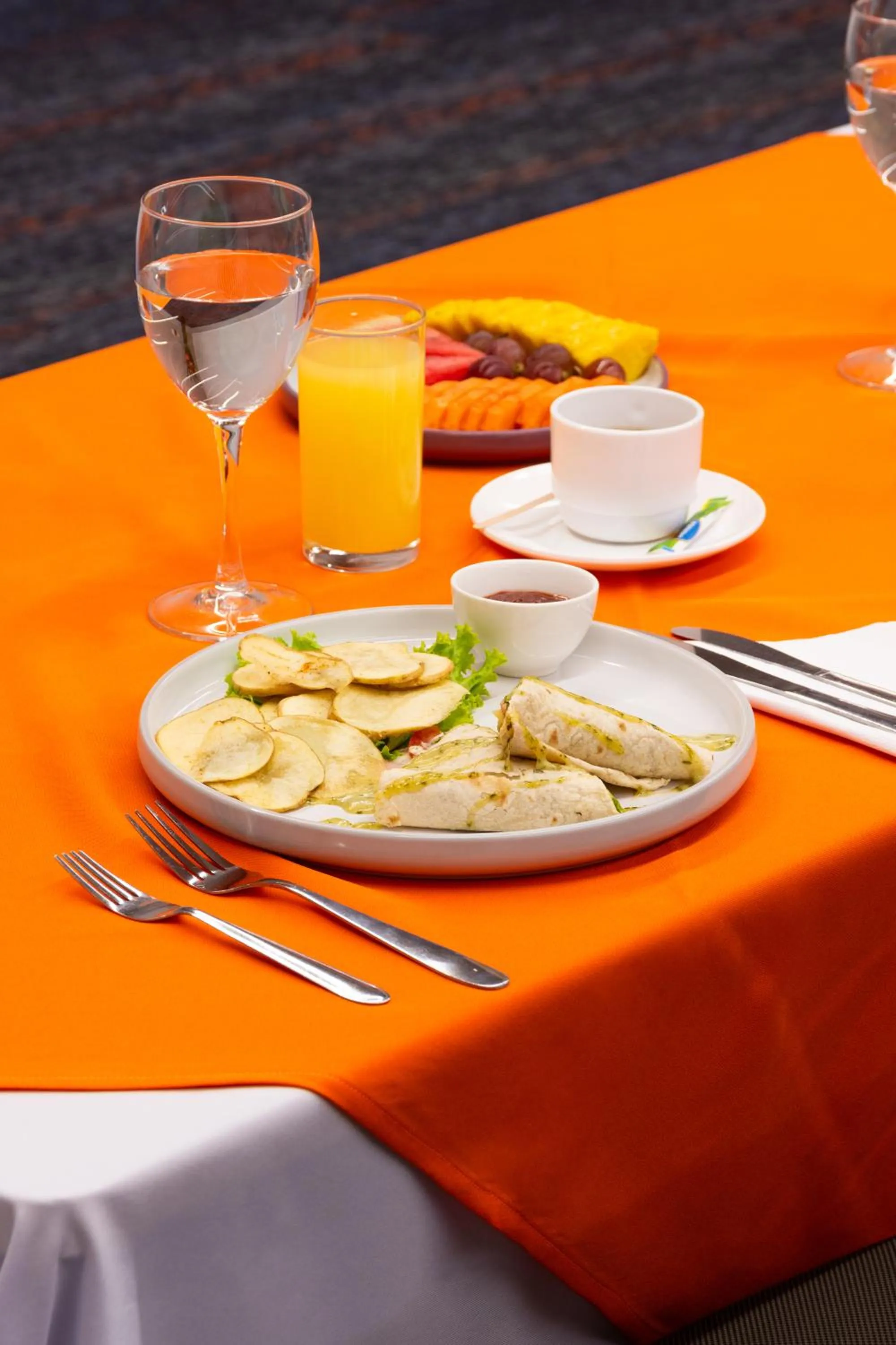 Food and drinks in Hotel Holiday Inn Express & Suites Medellin by IHG