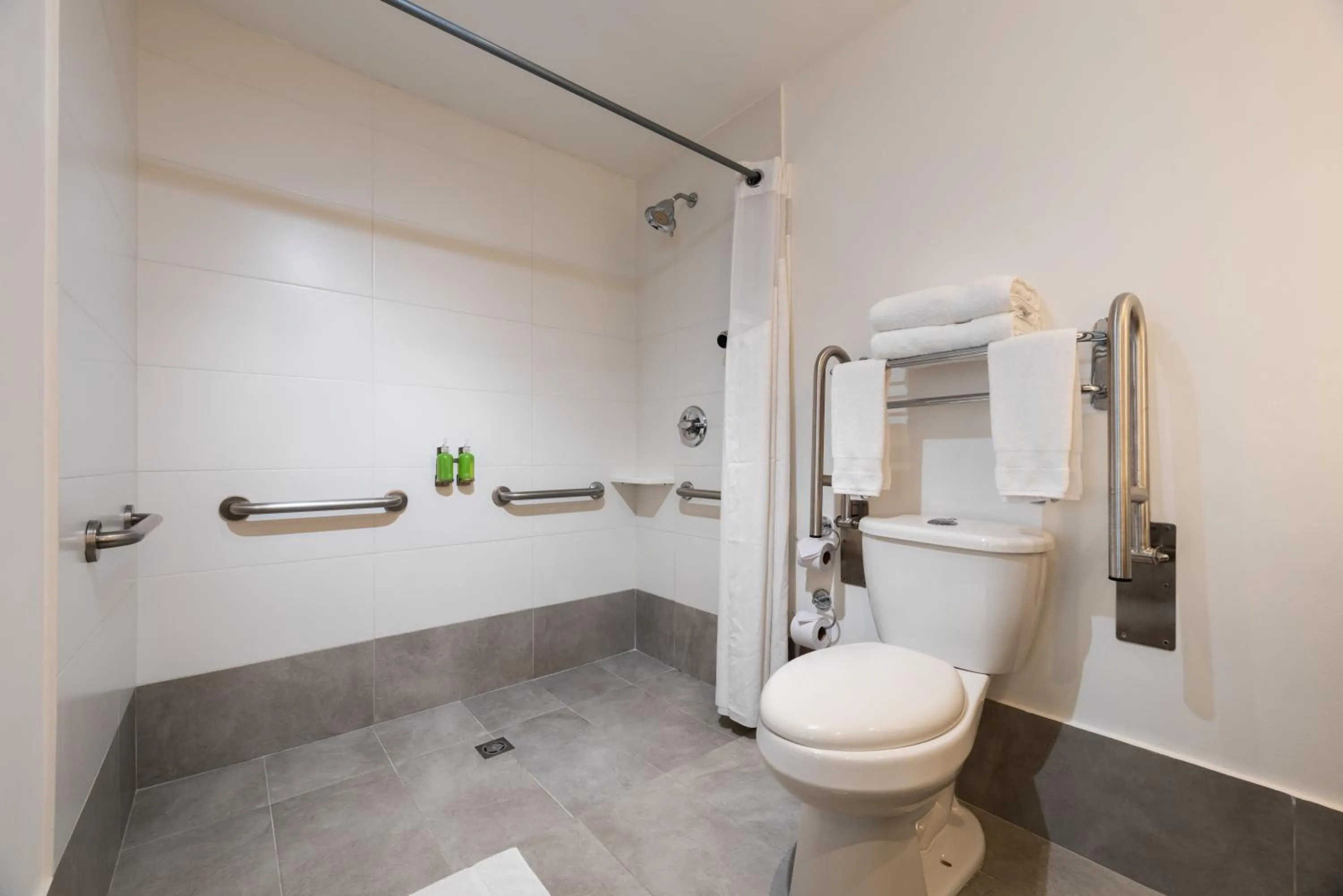 Shower in Hotel Holiday Inn Express & Suites Medellin by IHG