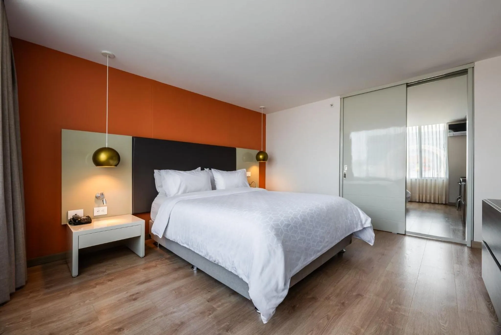 Photo of the whole room, Bed in Hotel Holiday Inn Express & Suites Medellin by IHG