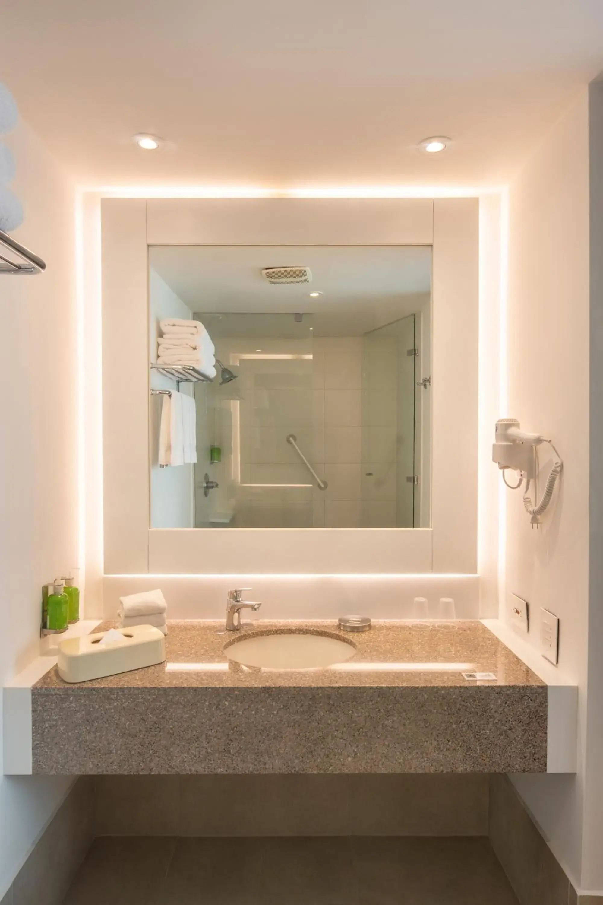 Queen Suite in Hotel Holiday Inn Express & Suites Medellin by IHG Queen Suite in Hotel Holiday Inn Express & Suites Medellin by IHG