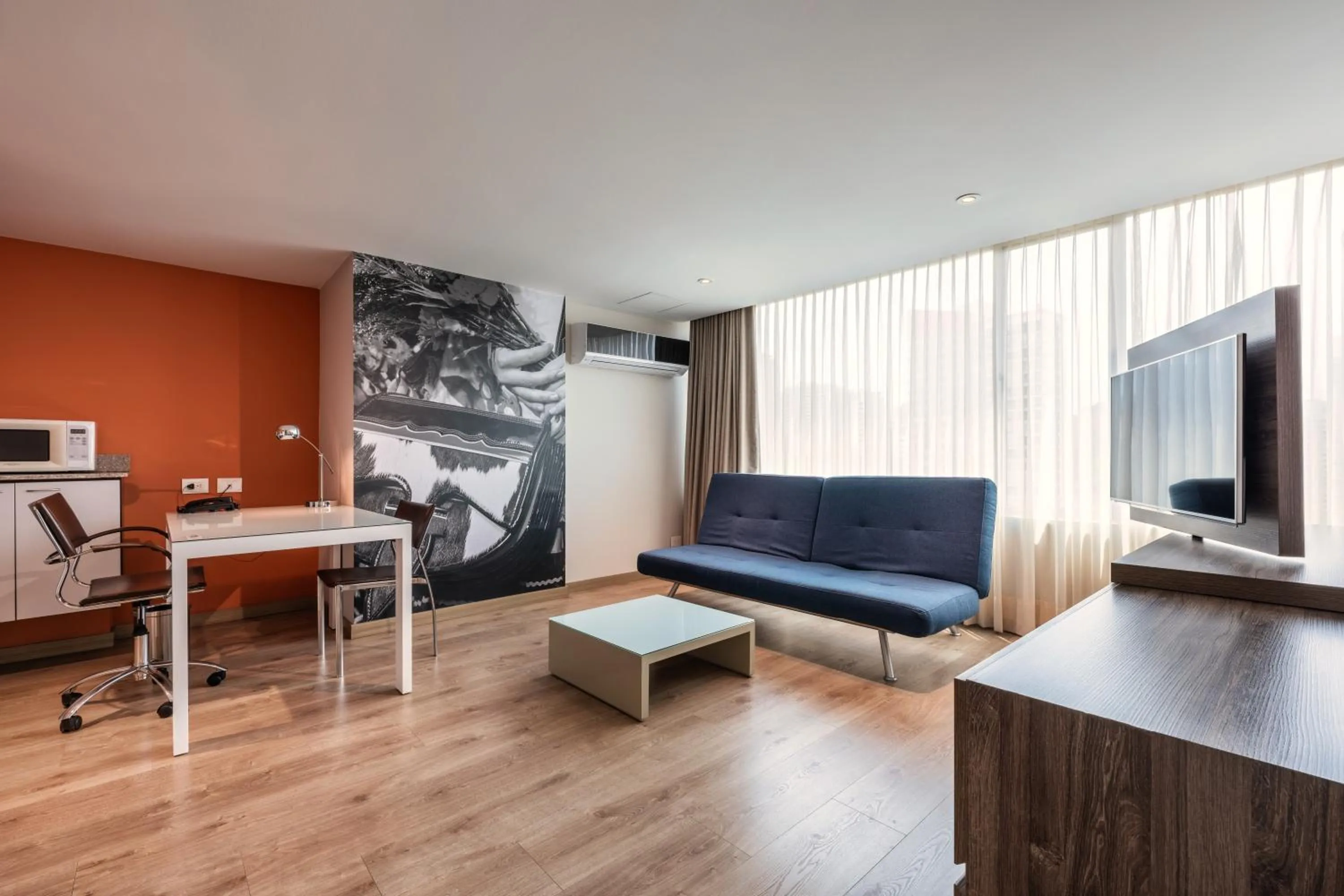 Communal lounge/ TV room in Hotel Holiday Inn Express & Suites Medellin by IHG
