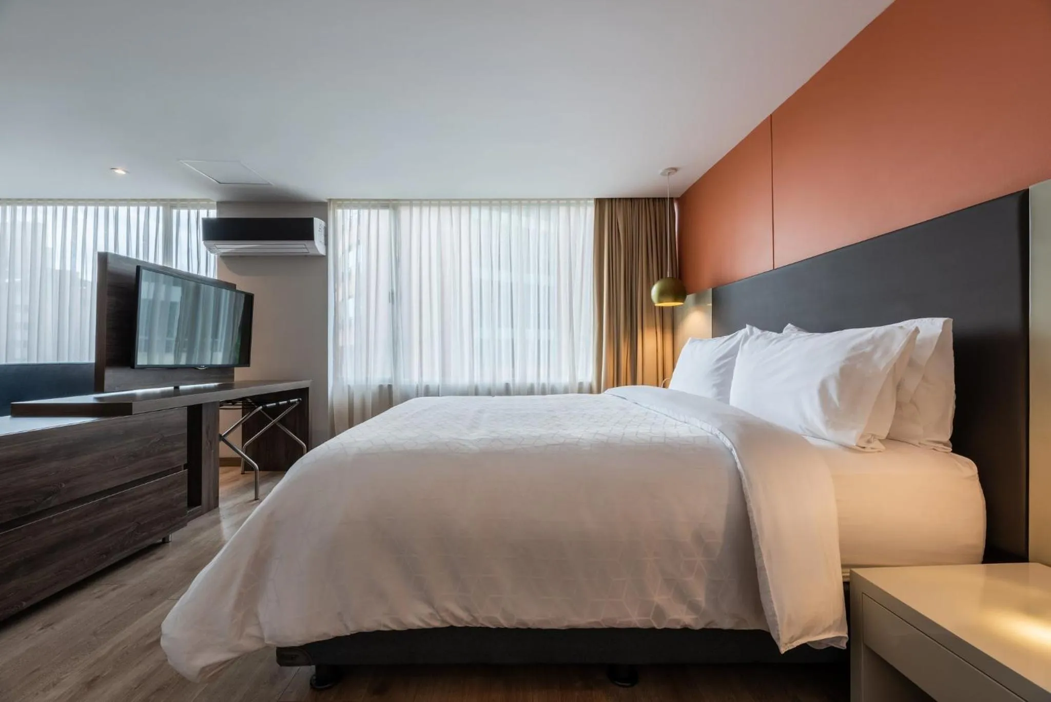 Photo of the whole room, Bed in Hotel Holiday Inn Express & Suites Medellin by IHG