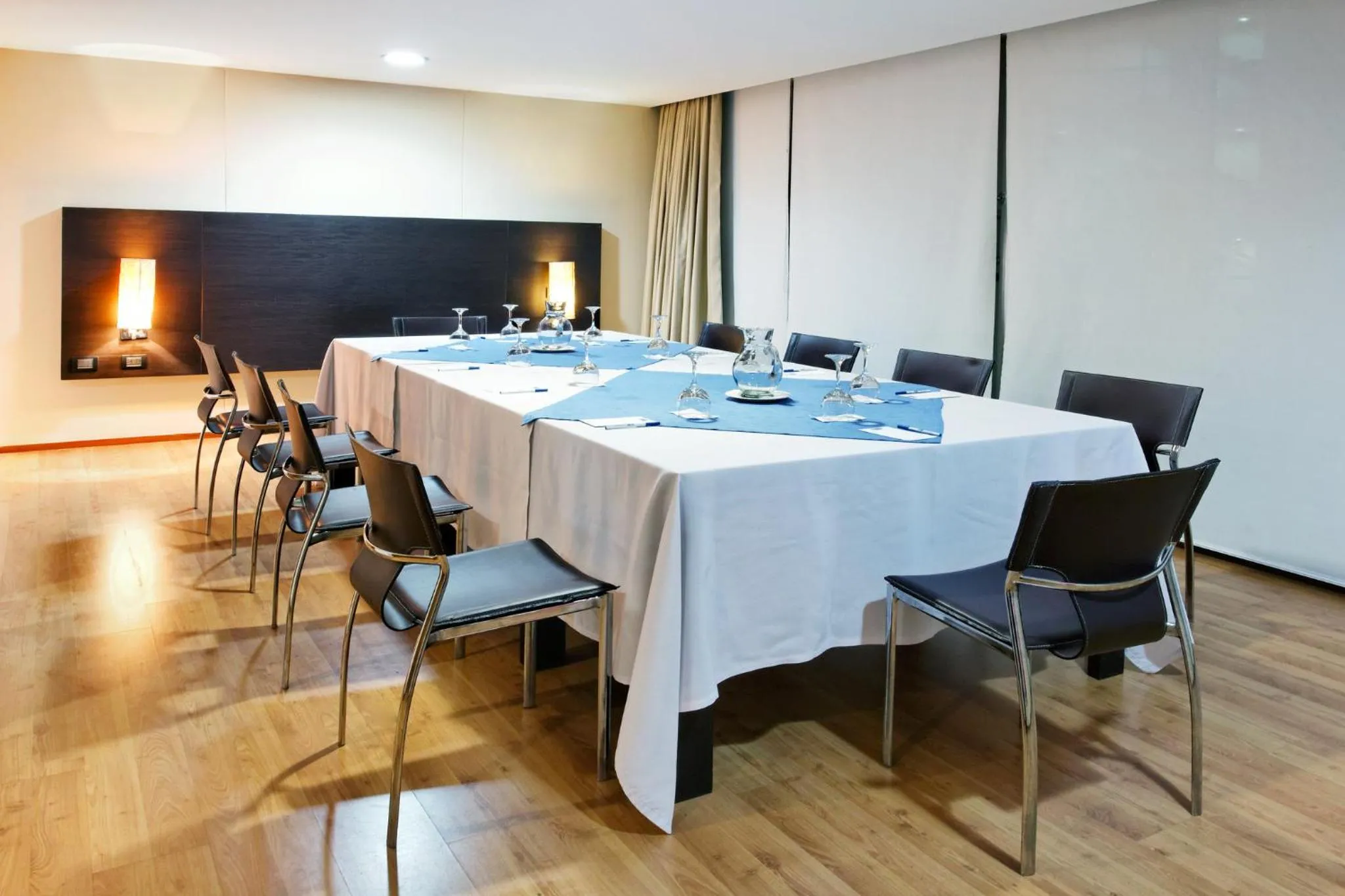 Meeting/conference room in Hotel Holiday Inn Express & Suites Medellin by IHG