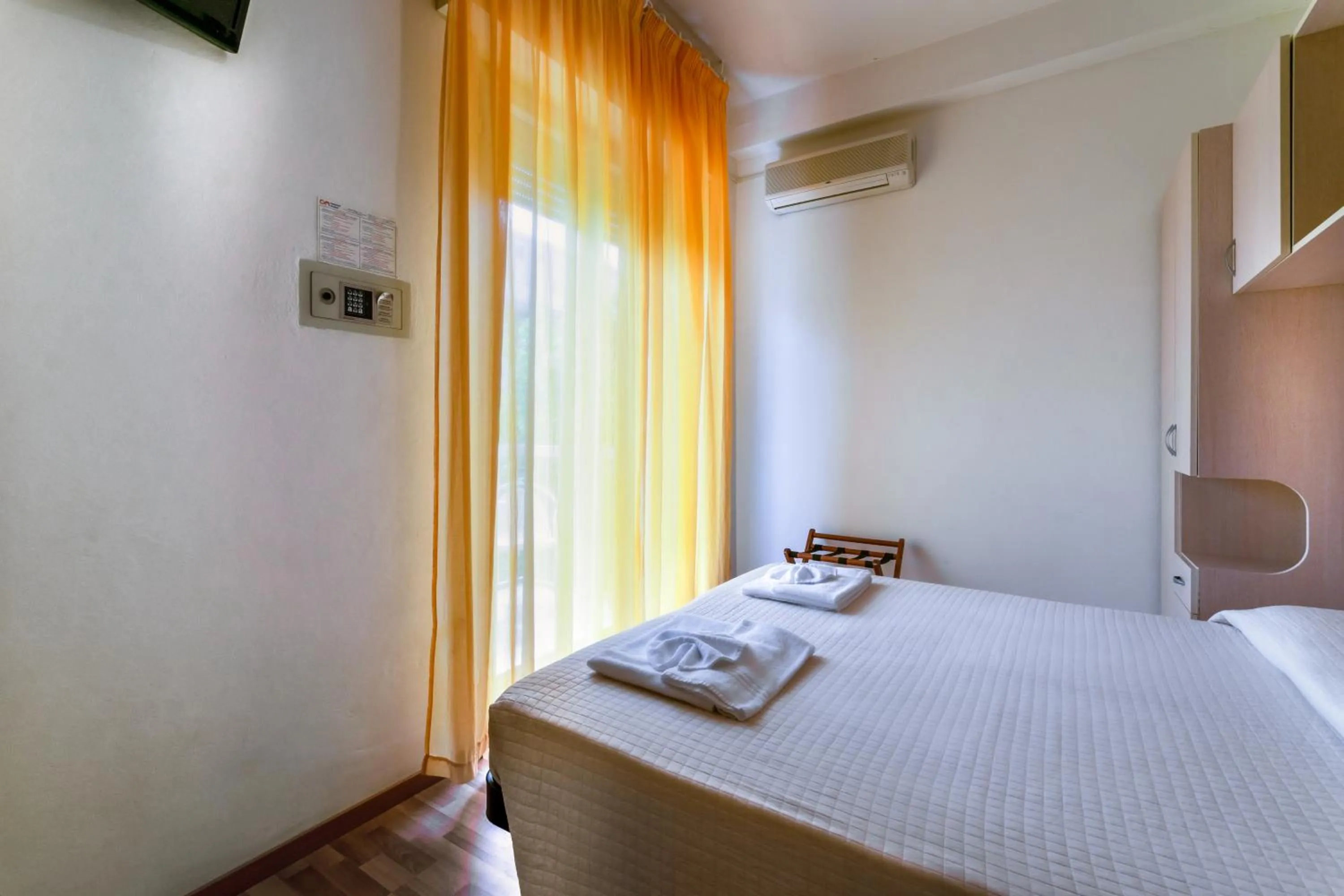 Photo of the whole room, Bed in Hotel Stresa