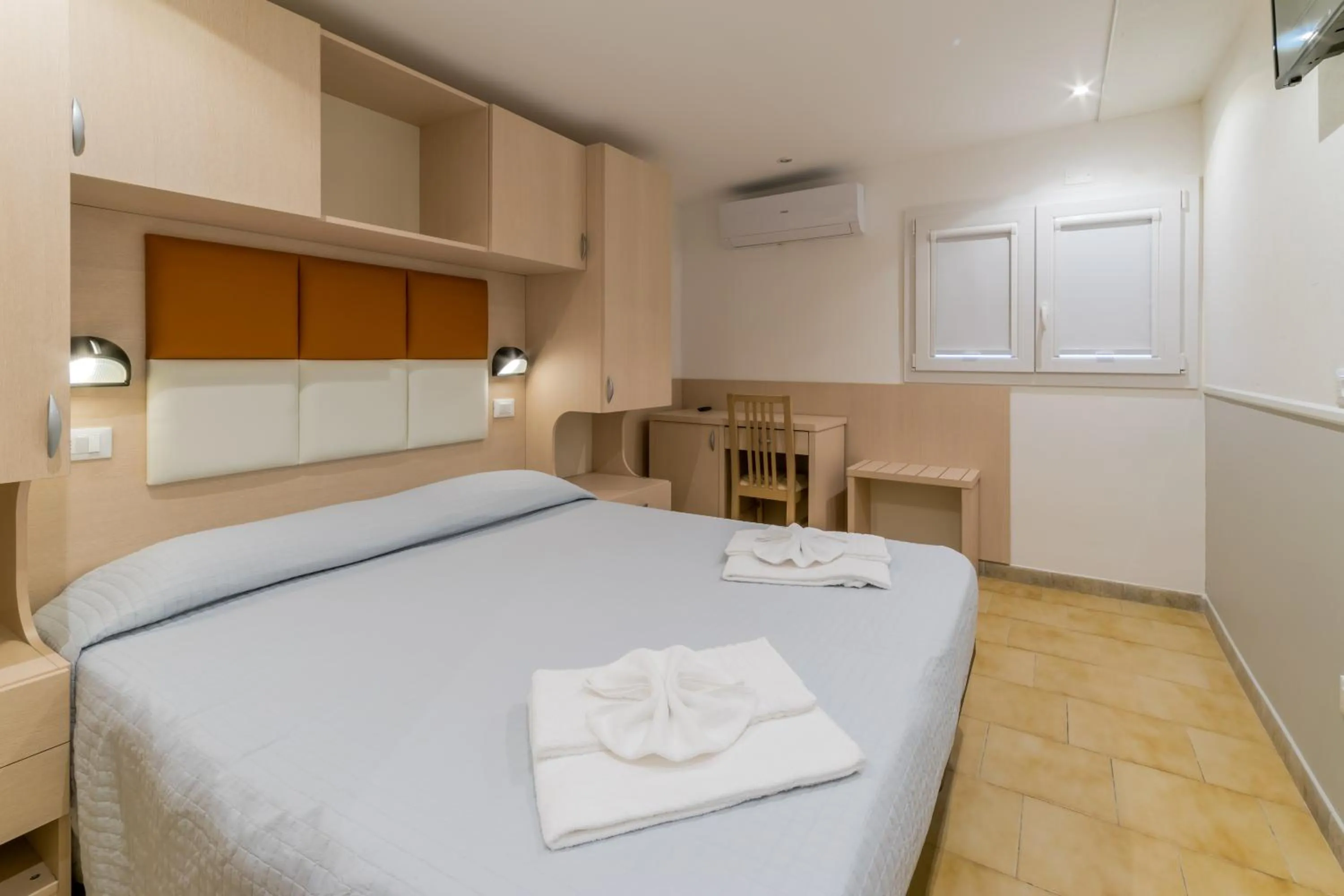 Photo of the whole room, Bed in Hotel Stresa