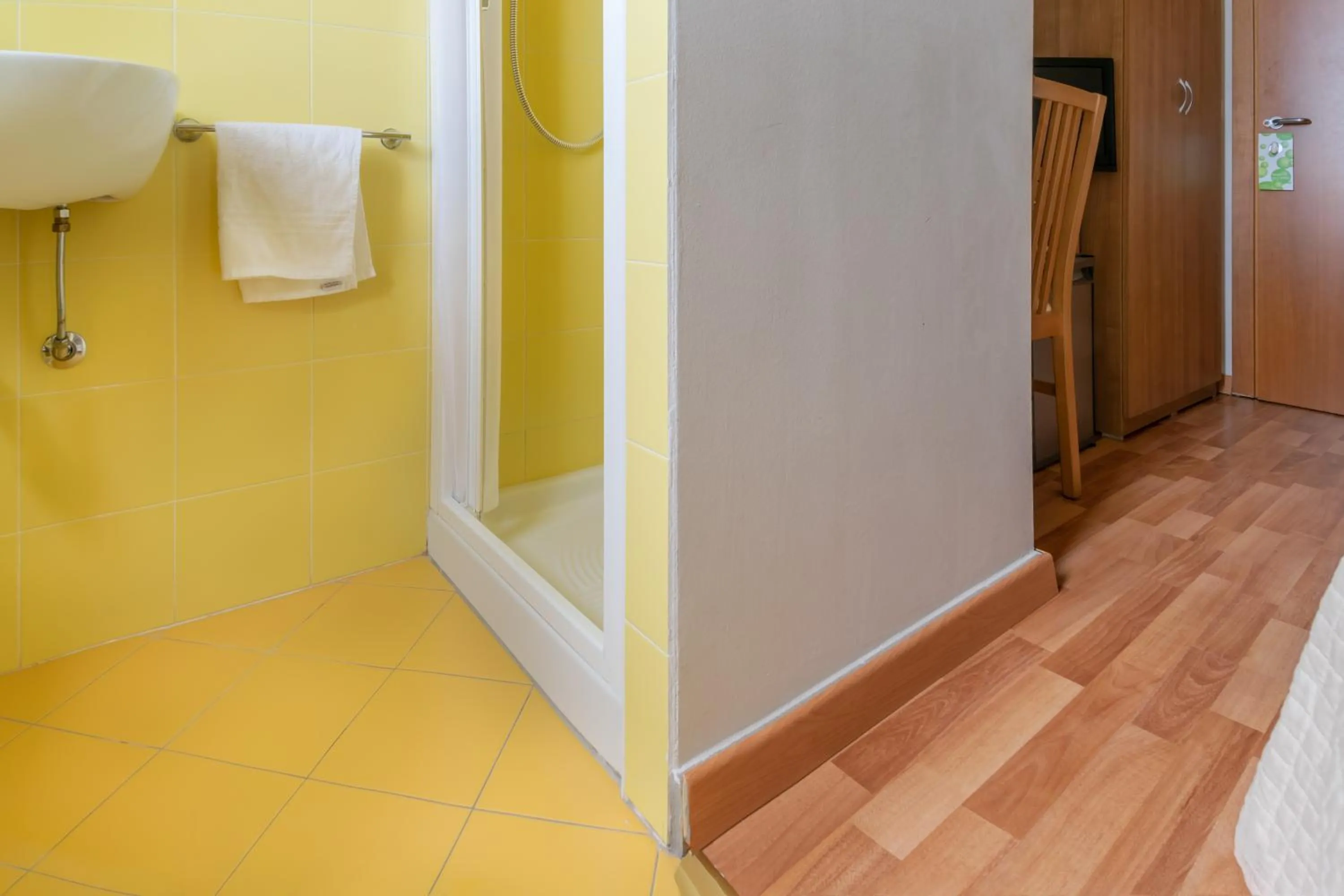 Bathroom, Bed in Hotel Stresa